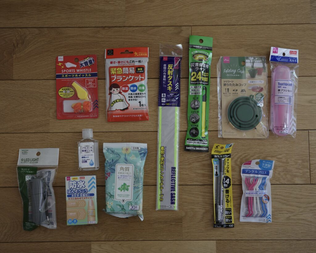 ダイソーで買った防災ベストに入れる物
