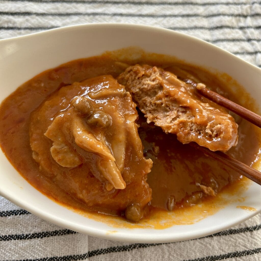 「IZAMESHI（イザメシ）」煮込みハンバーグ　中身