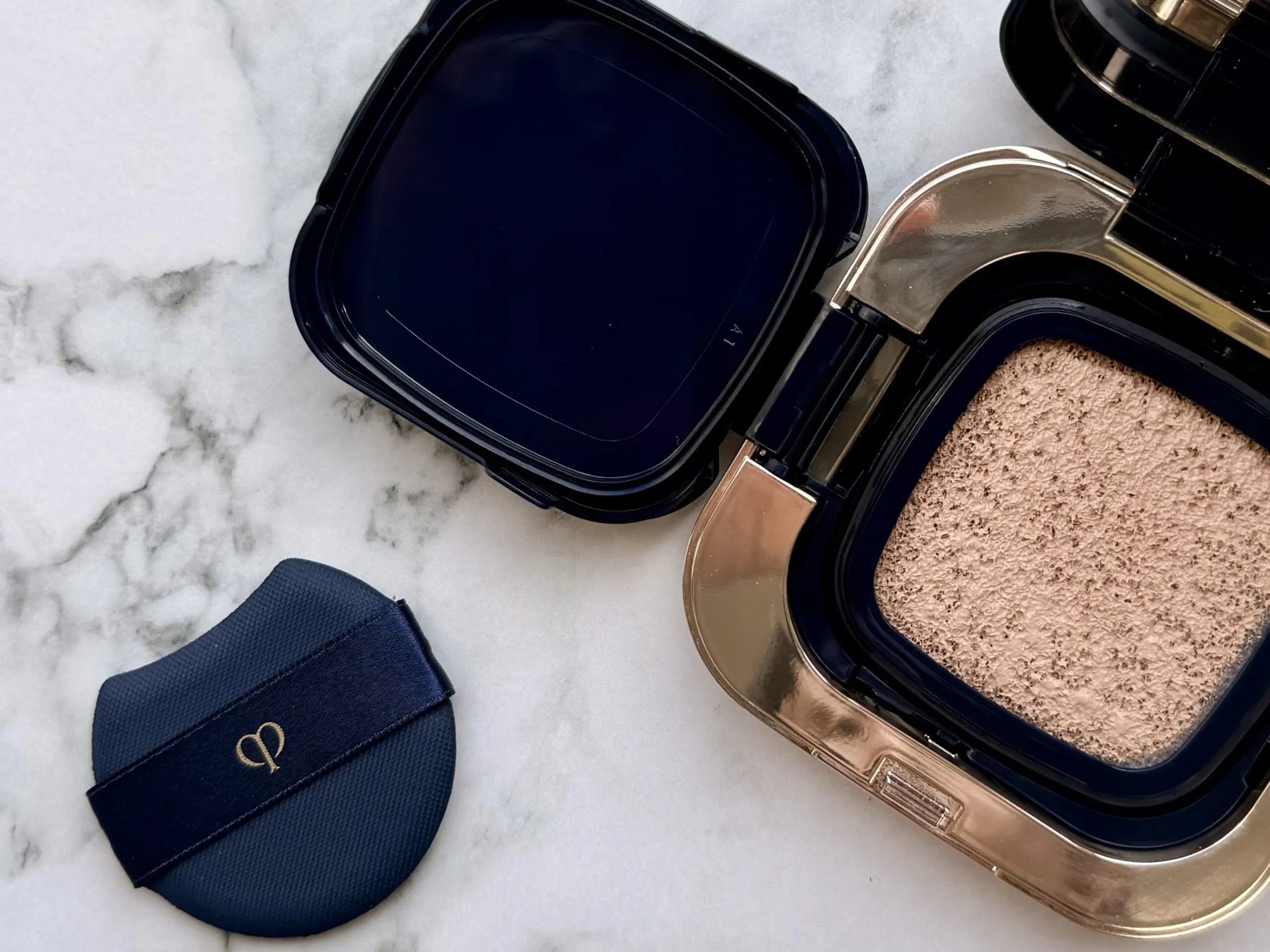 クレ・ド・ポー ボーテ「タンクッションエクラ ルミヌ」中身とパフ