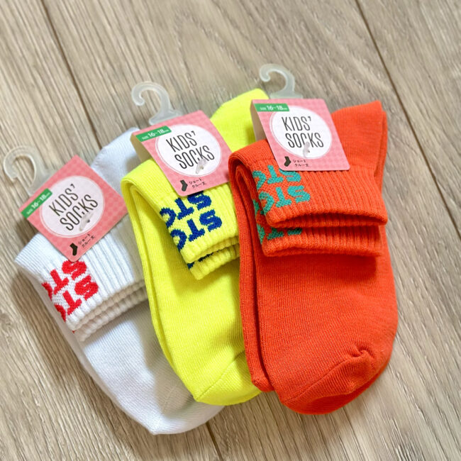 セリアのカラーキッズソックス