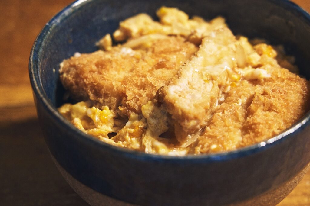 今井真実さん　学食のカツ丼