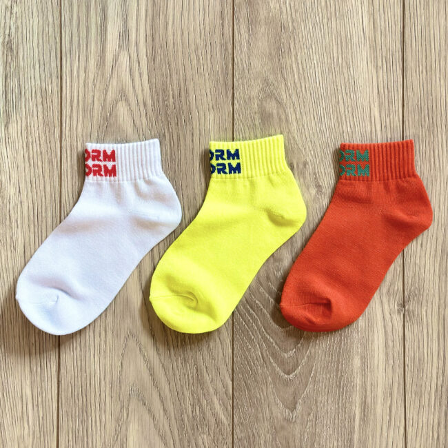 セリアのカラーキッズソックス