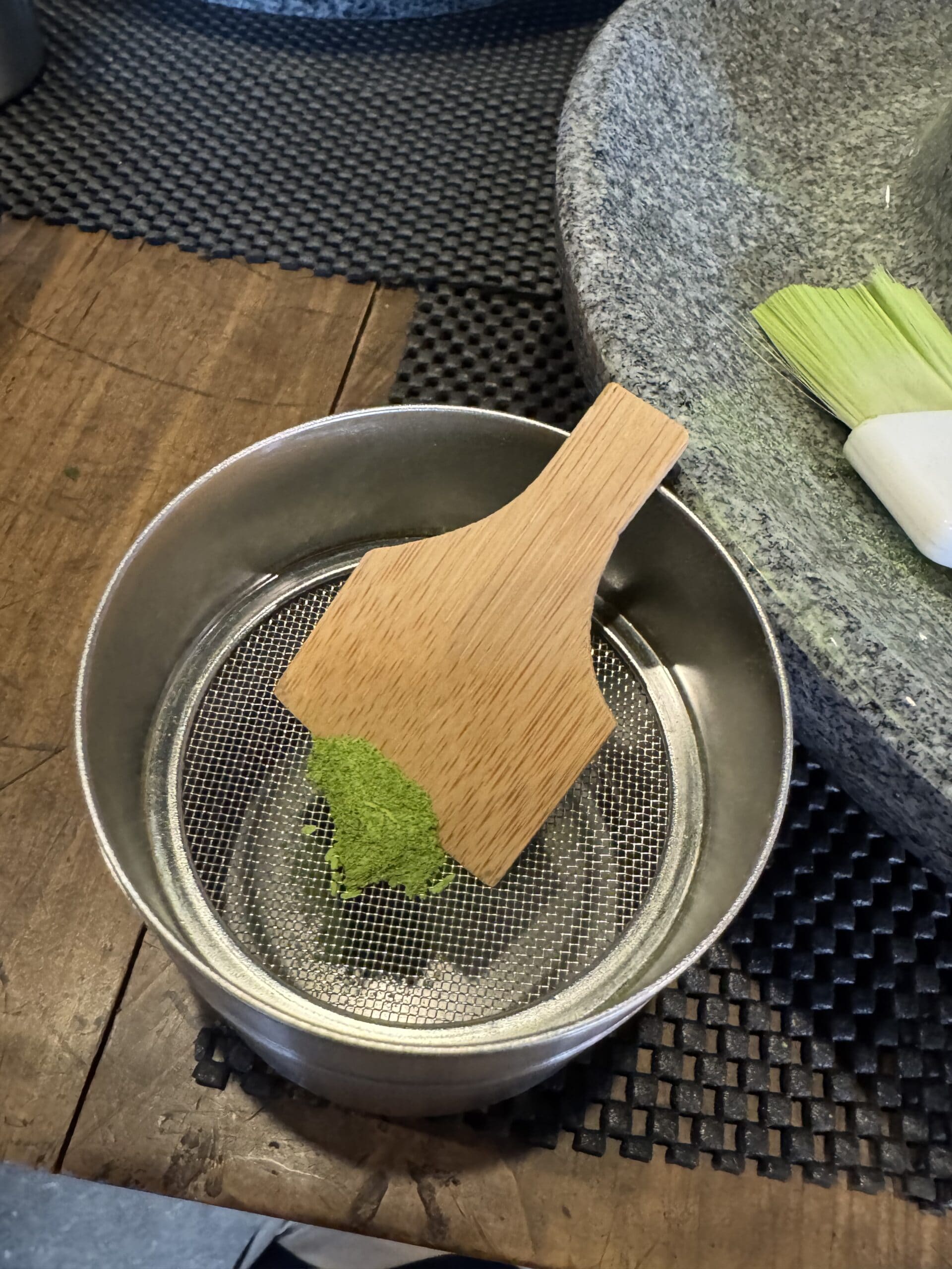 ひきたて抹茶をこす