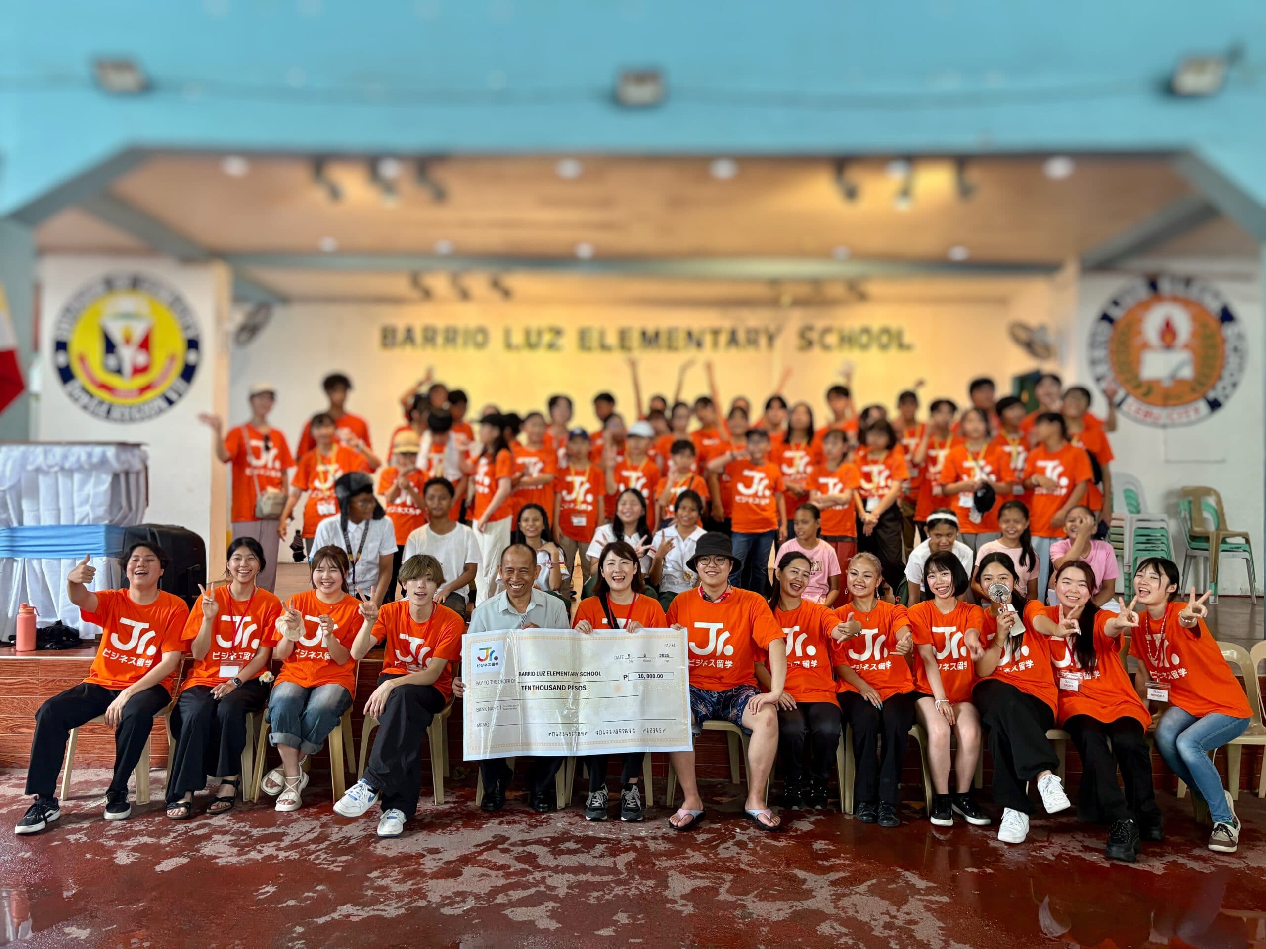 フィリピン・セブ島で開催された「ジュニアビジネス留学サマーキャンプ2025」参加者集合写真
