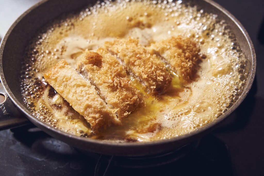 今井真実さん　学食のカツ丼