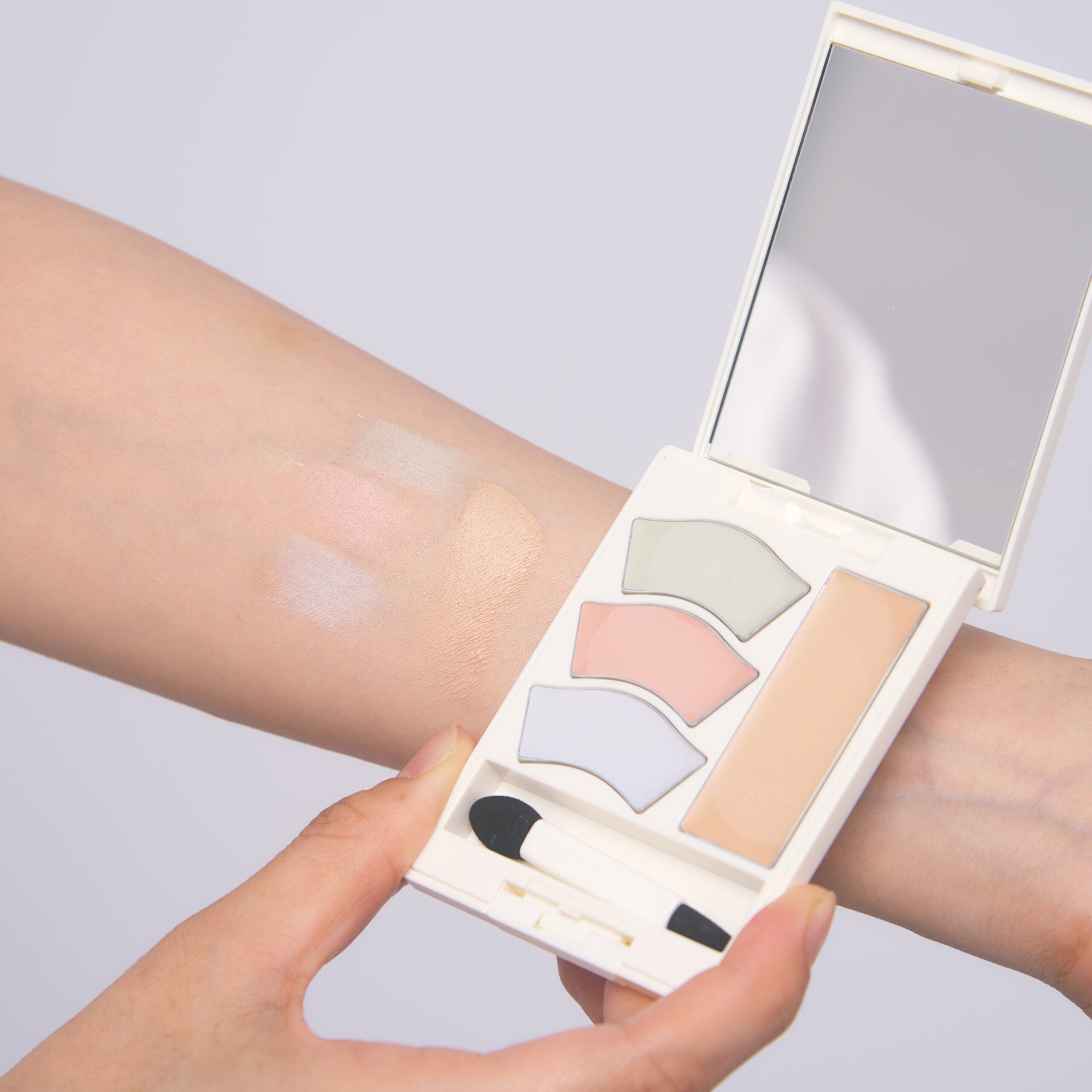 メルティ マイ カラー バランサーのスウォッチ。