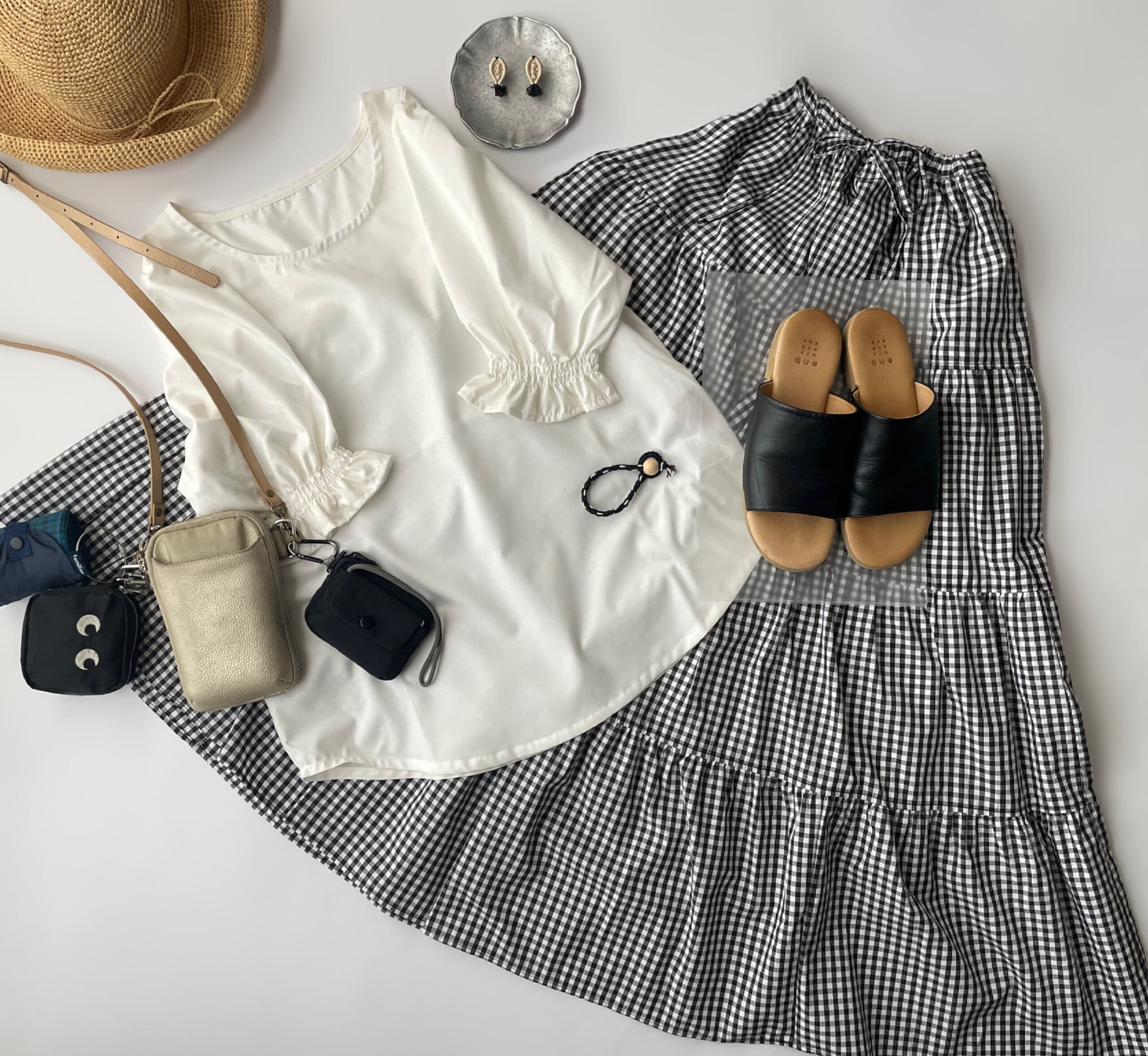 somari imaginationの白のキャンディスリーブブラウスを使ったコーデ。モノトーンのギンガムチェックを合わせたフラットレイ画像。