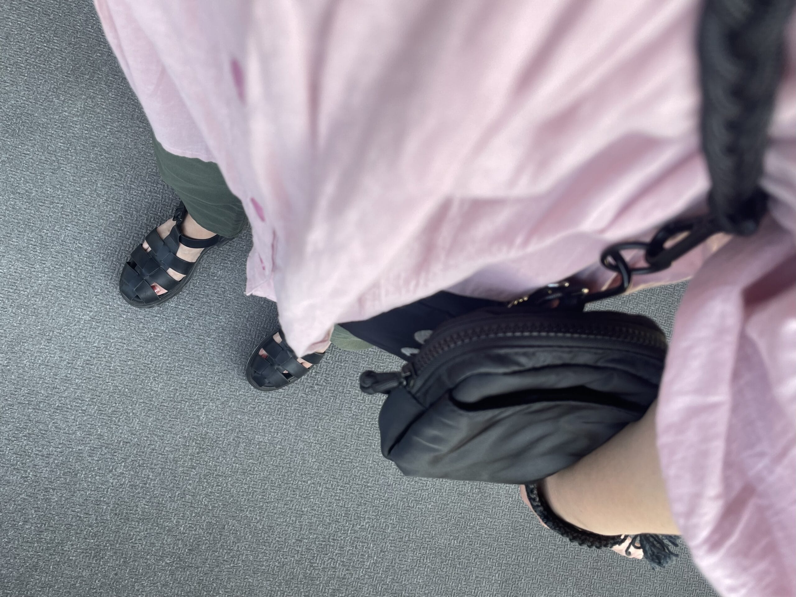 40代女性の2025年8月下旬コーデ、ピンクのタックブラウスとカーキのベイカーパンツを合わせた足元写真。