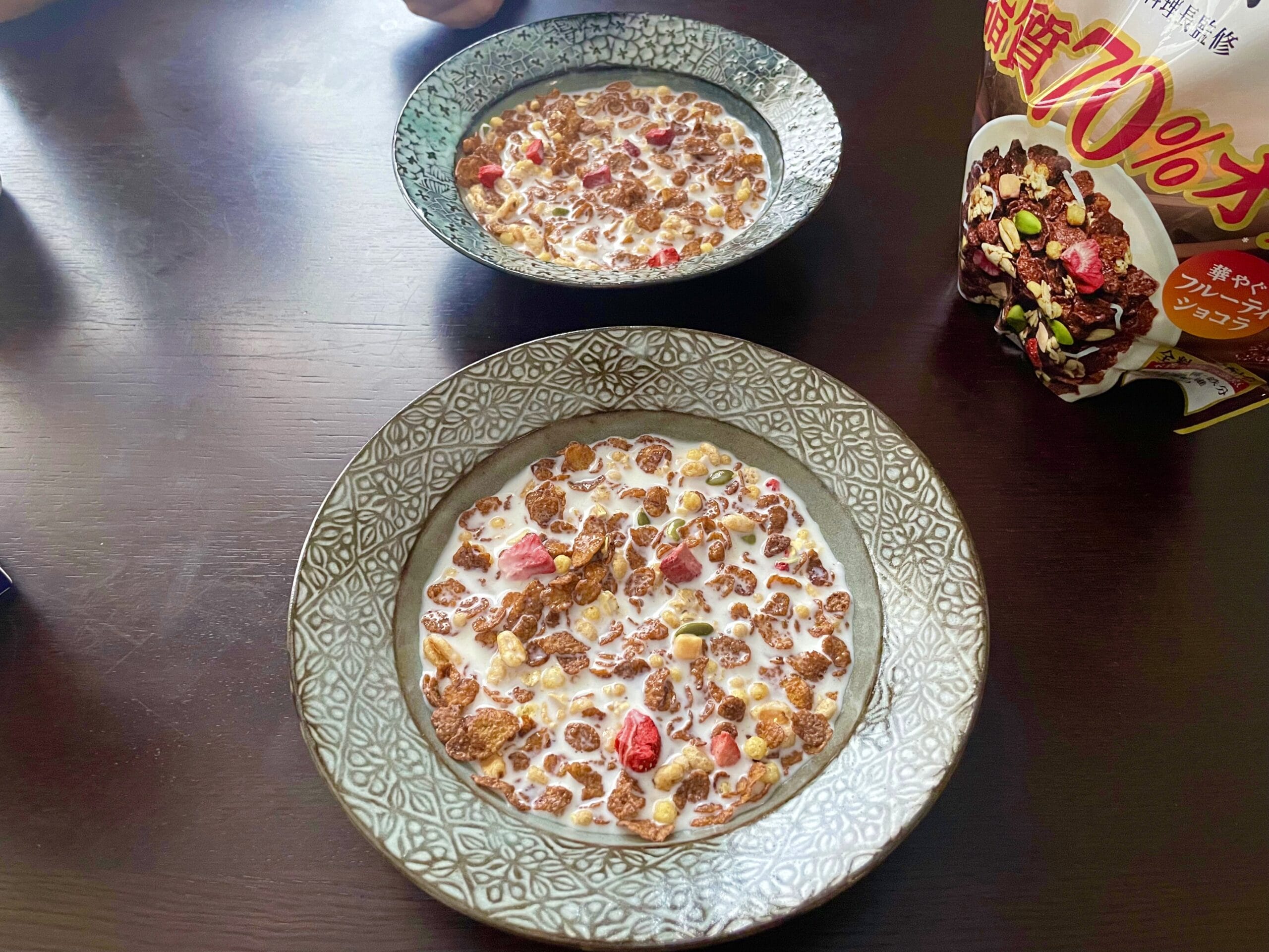 ケロッグ「素材まるごとグラノラ 脂質70%オフ 華やぐフルーティショコラ」にミルクを注いだ写真。岳中爽果さん作陶のボウルに入っている。