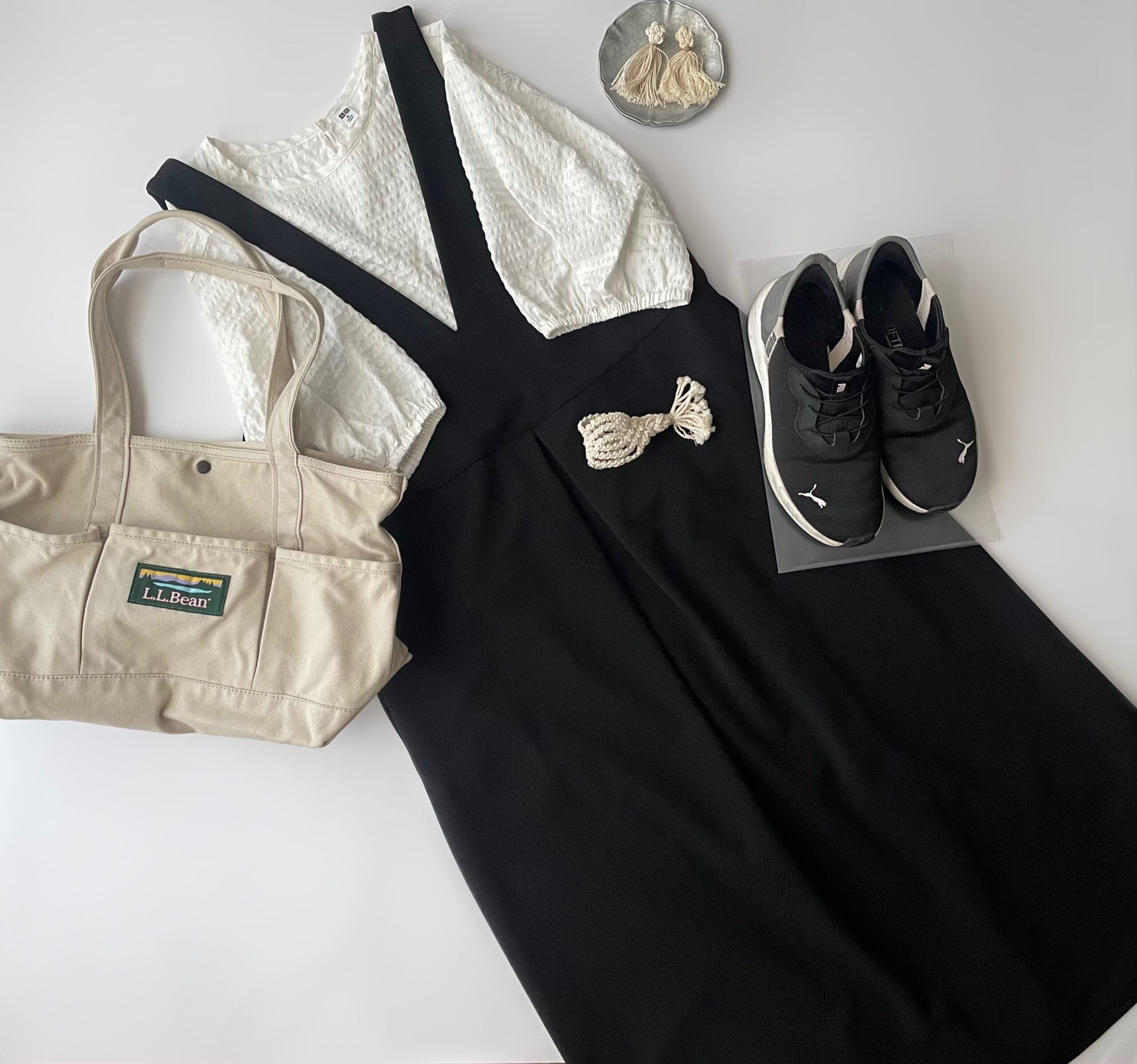 40代女性の2025年8月下旬コーデ、ユニクロのシアサッカーブラウス（白）にノアールレーベルのジャンパースカートを合わせているフラットレイ画像。