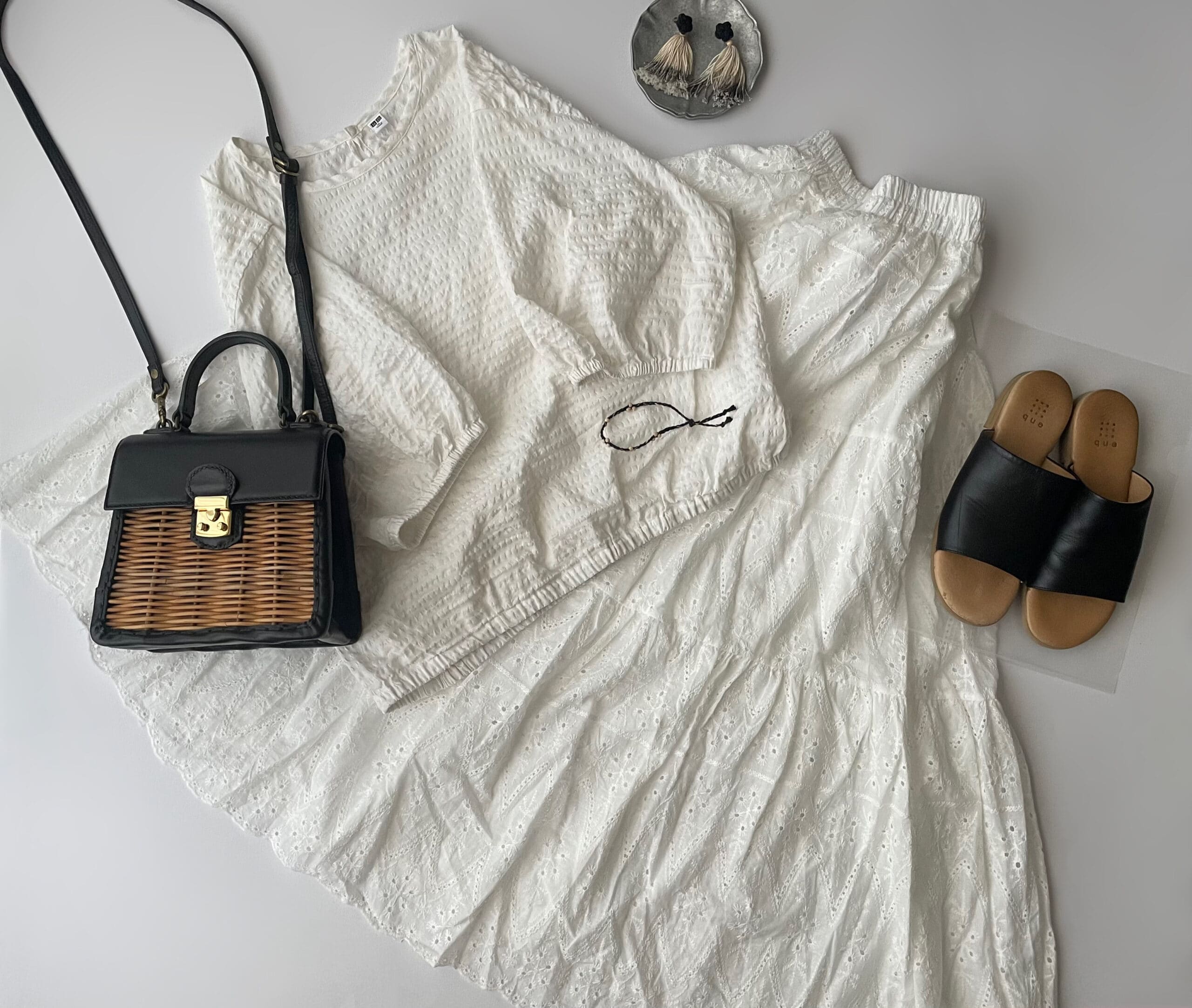 ユニクロのシアサッカーブラウス（OFF WHITE）を使って、白のコットンレーススカートと合わせた、40代女性のコーデ、フラットレイ画像。