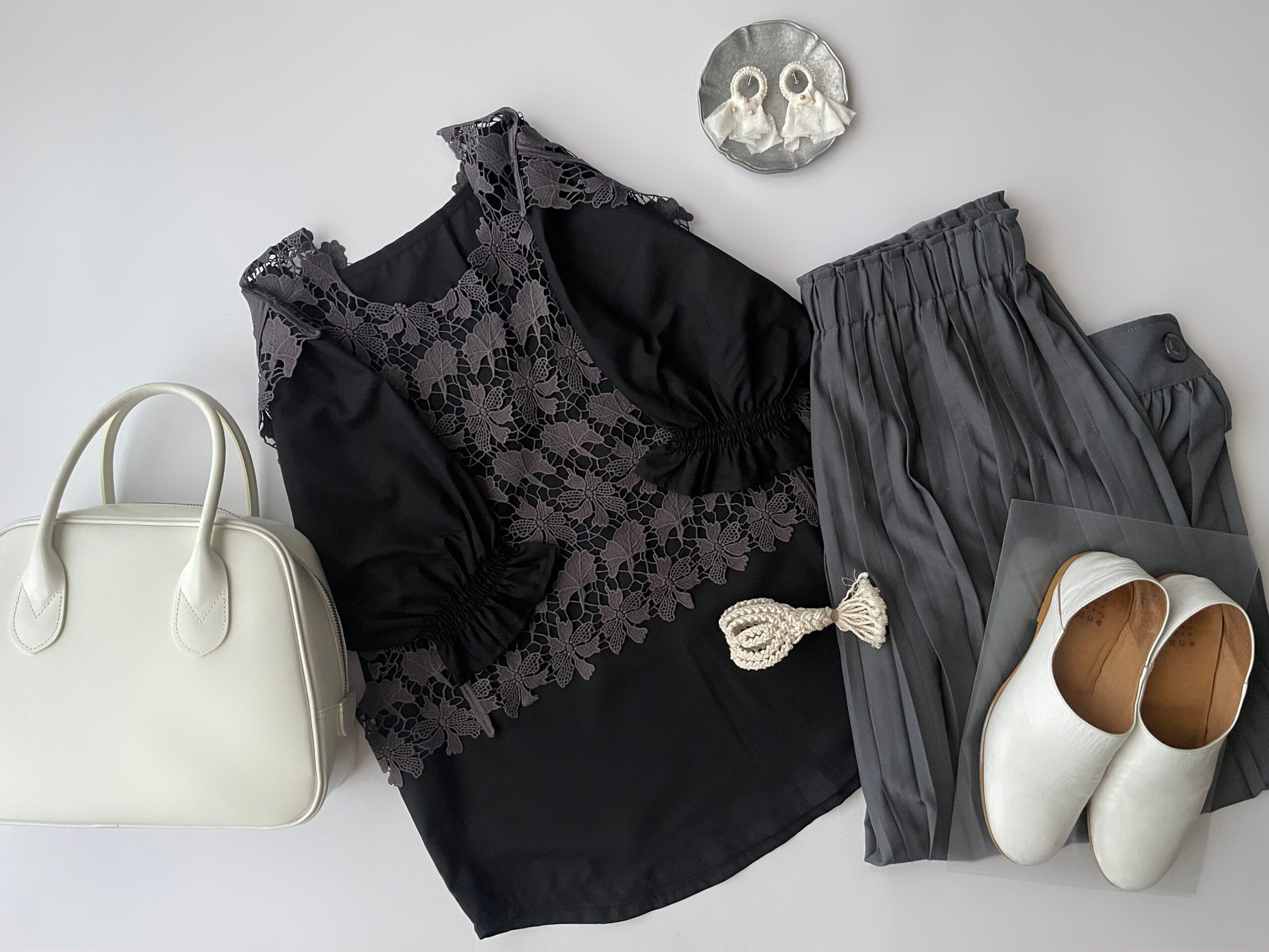 somari imaginationの黒のブラウス＋グレーのレースベストを使ったコーデ。グレーのタックパンツを合わせている。