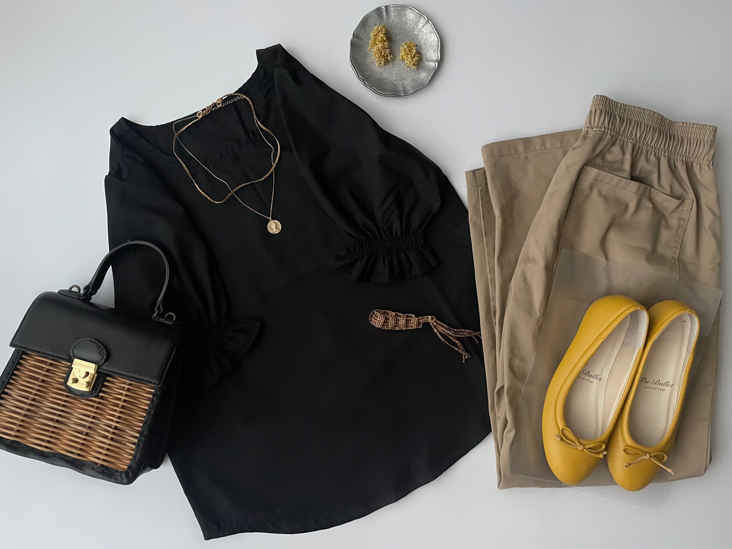 somari imaginationの黒ブラウスを使ったコーデ。ベージュのシェフパンツを合わせたフラットレイ画像。