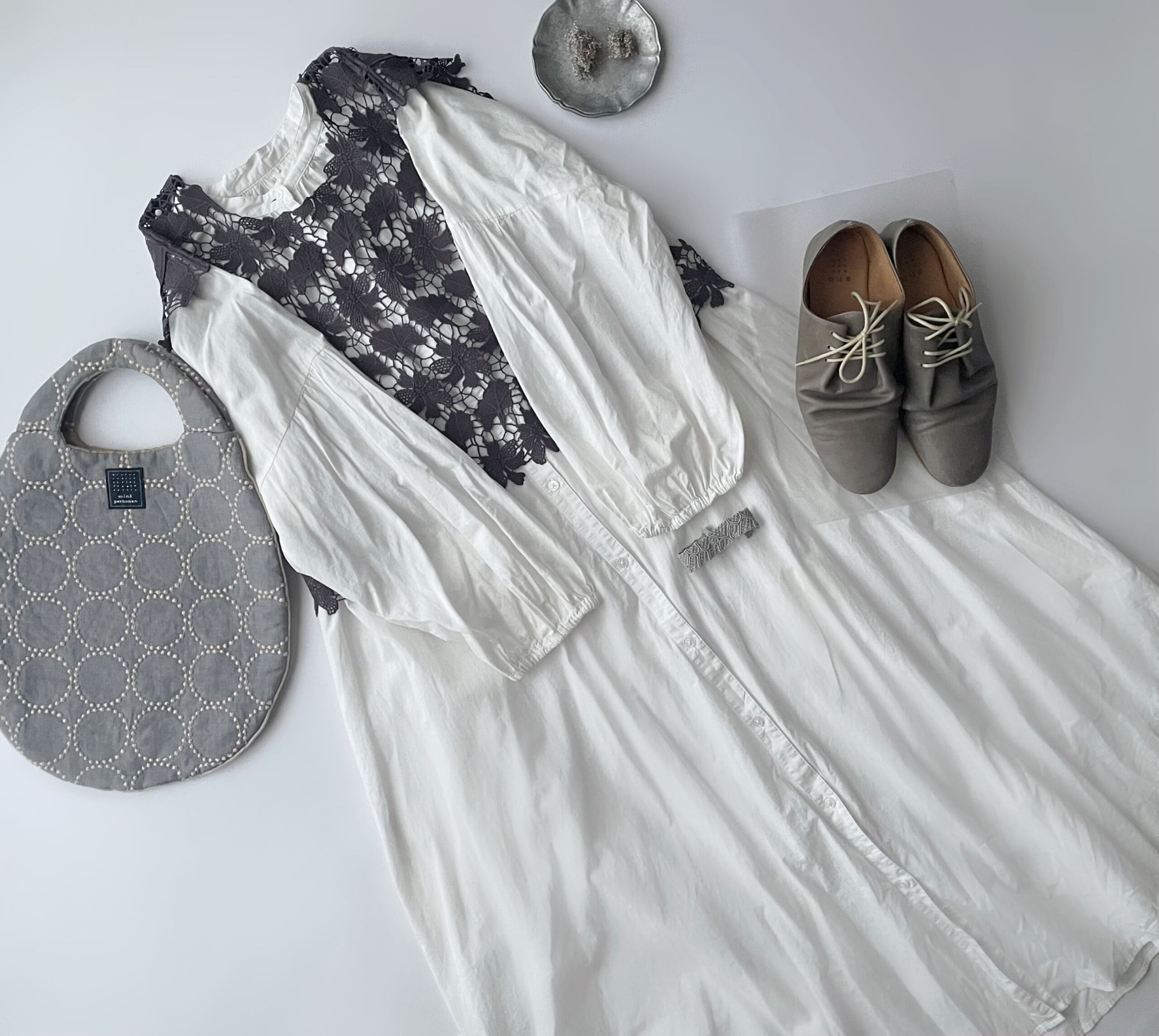 somari imaginationのグレーのレースベストの下に白のシャツワンピースを合わせているフラットレイ画像。