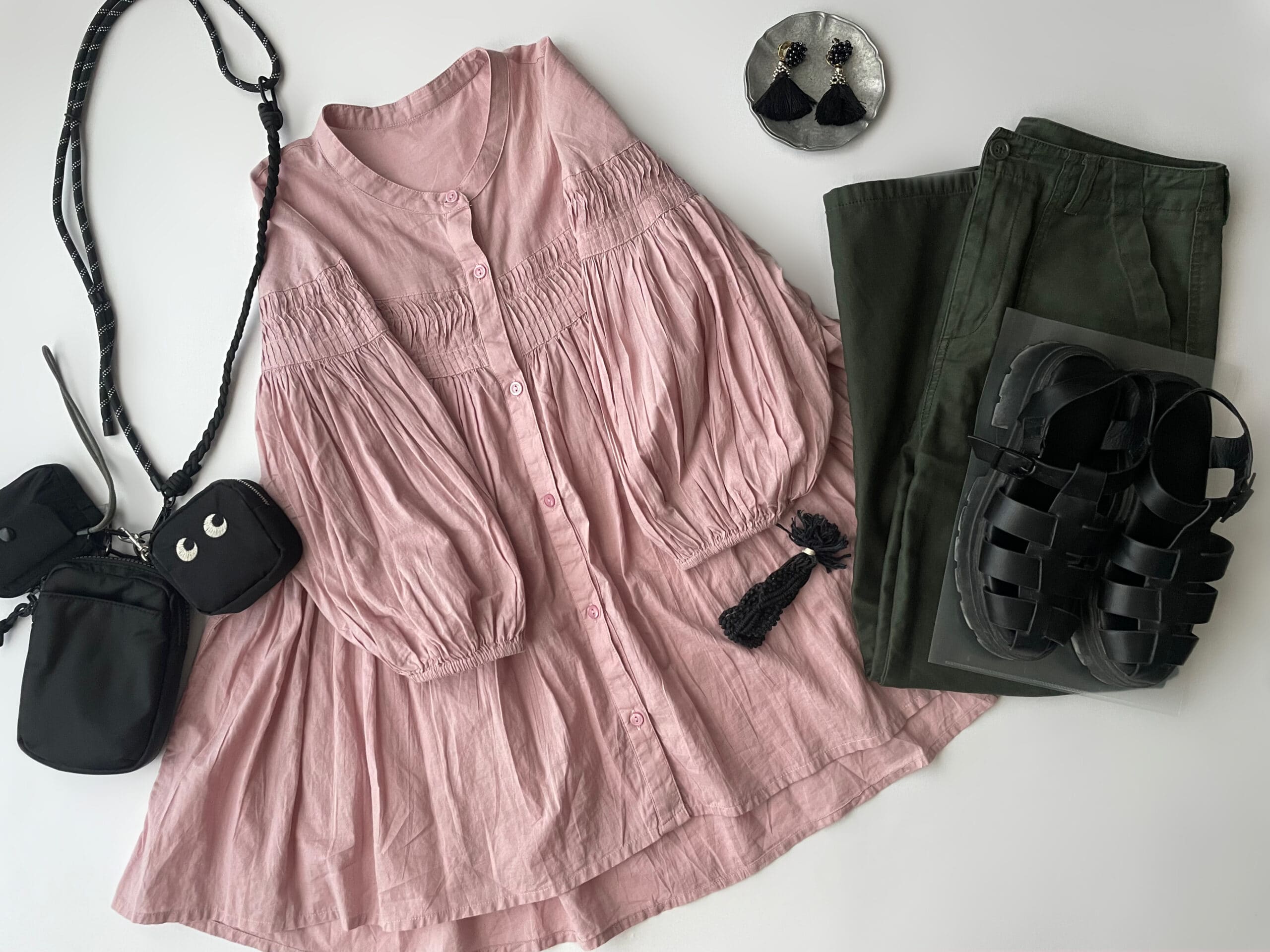 40代女性の2025年8月下旬コーデ、ピンクのインドコットンのタックブラウスにカーキのベイカーパンツを合わせたフラットレイ画像。