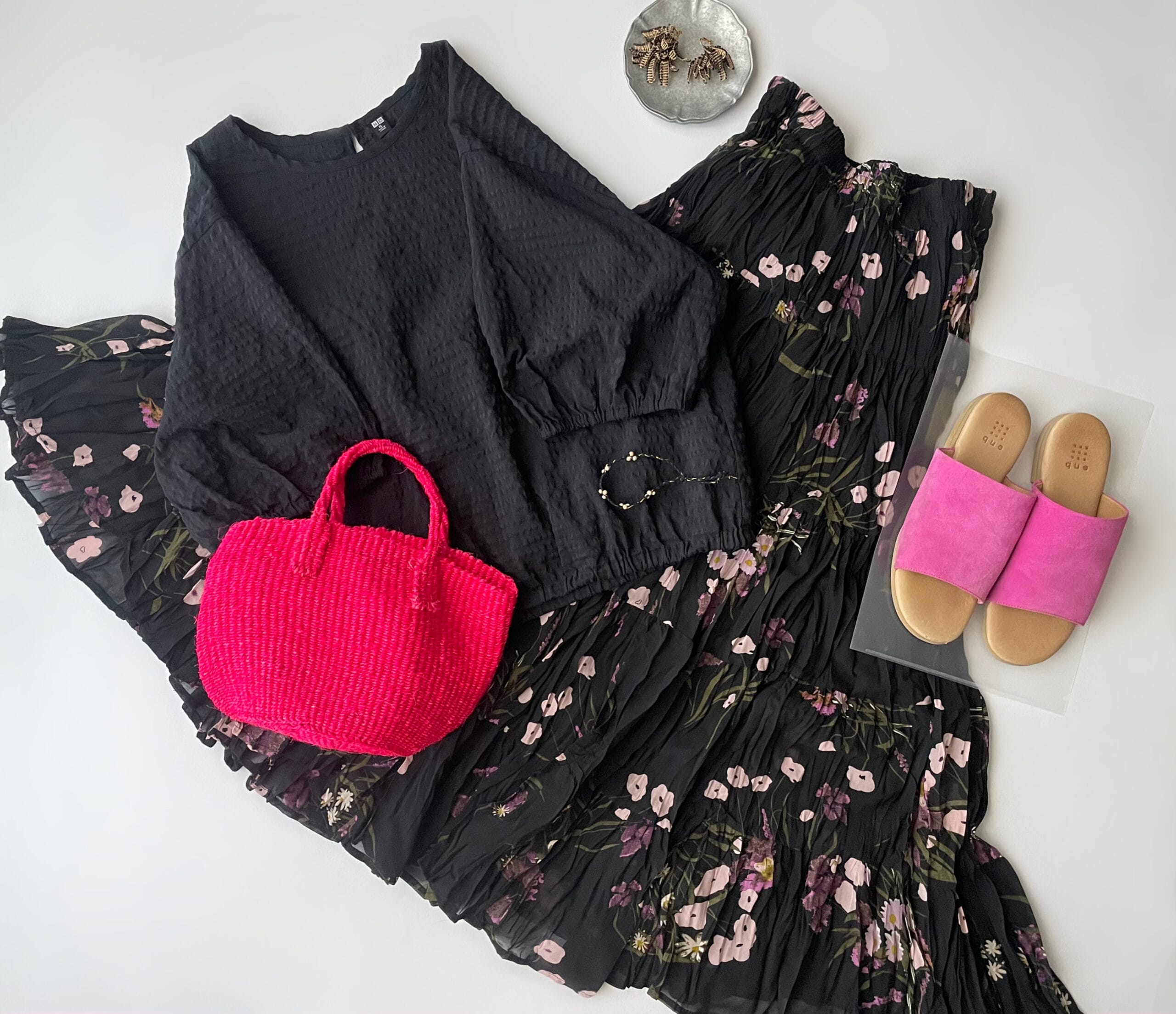 ユニクロのシアサッカーブラウス（BLACK）とa lot of loveの花柄スカートを合わせたフラットレイ画像。