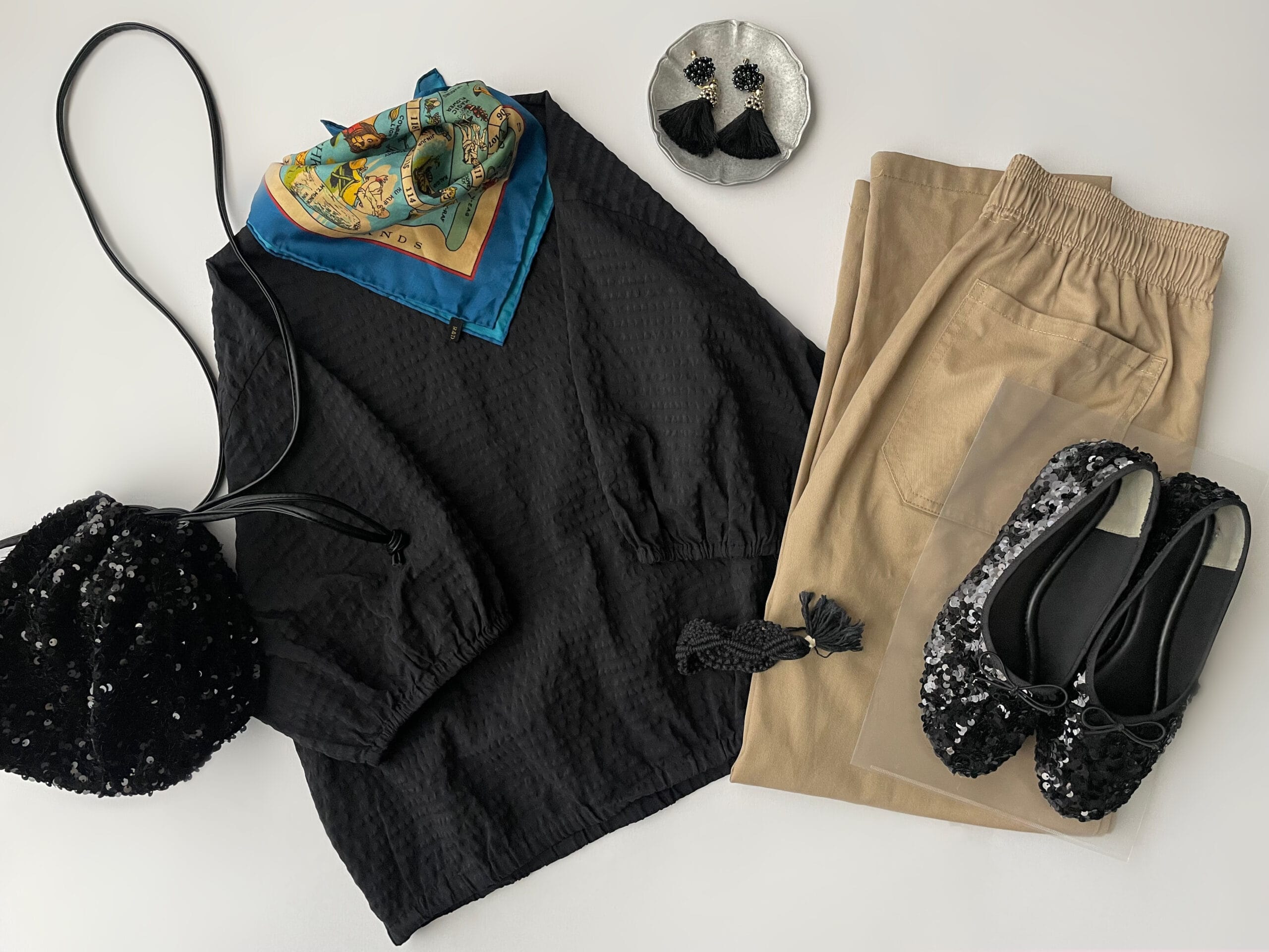 ユニクロのシアサッカーブラウス（BLACK）を使って、GUのベージュのシェフパンツと合わせたフラットレイ画像。