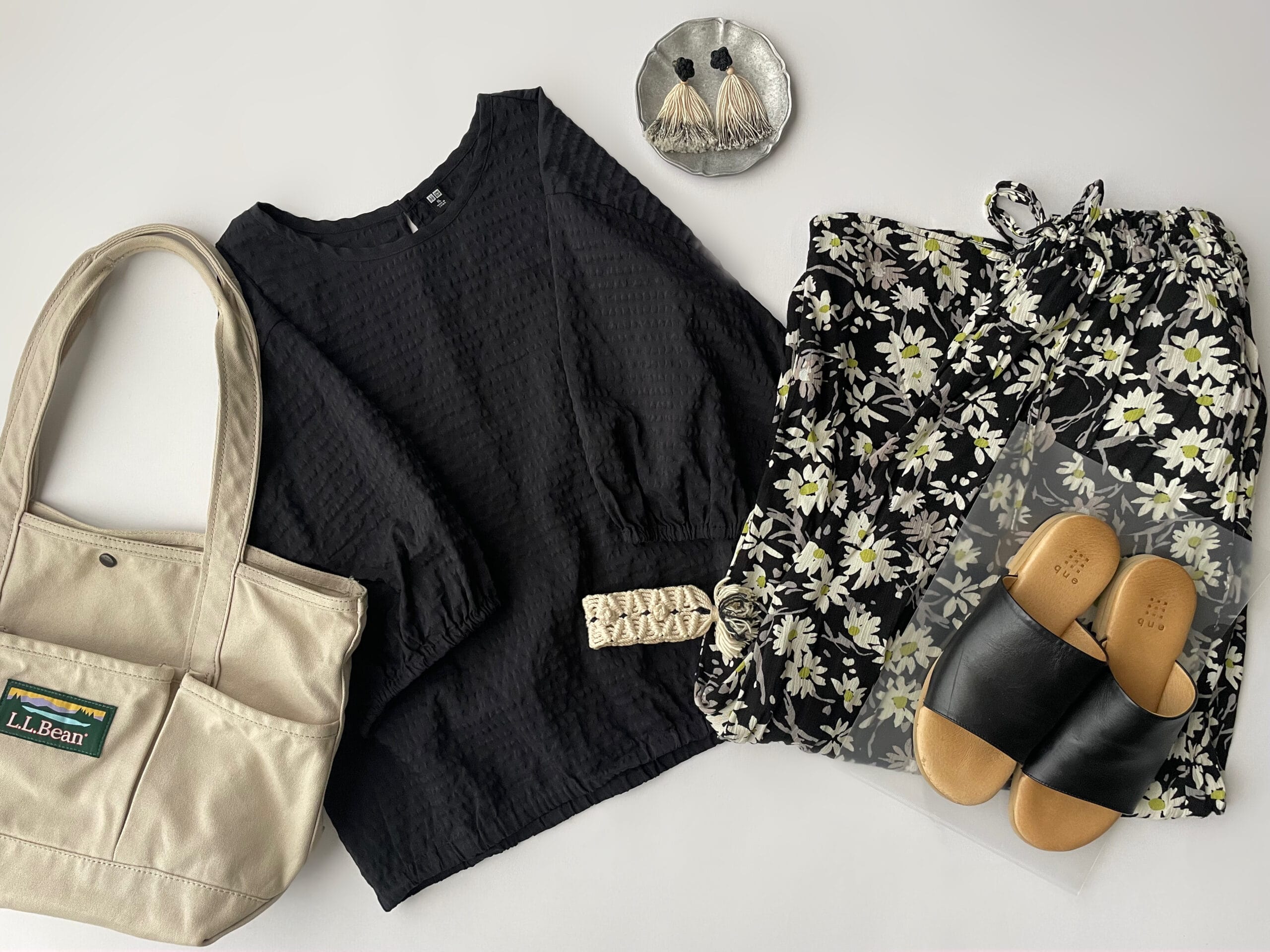 ユニクロのシアサッカーブラウス（BLACK）を使って、花柄パンツと合わせたコーデのフラットレイ画像。