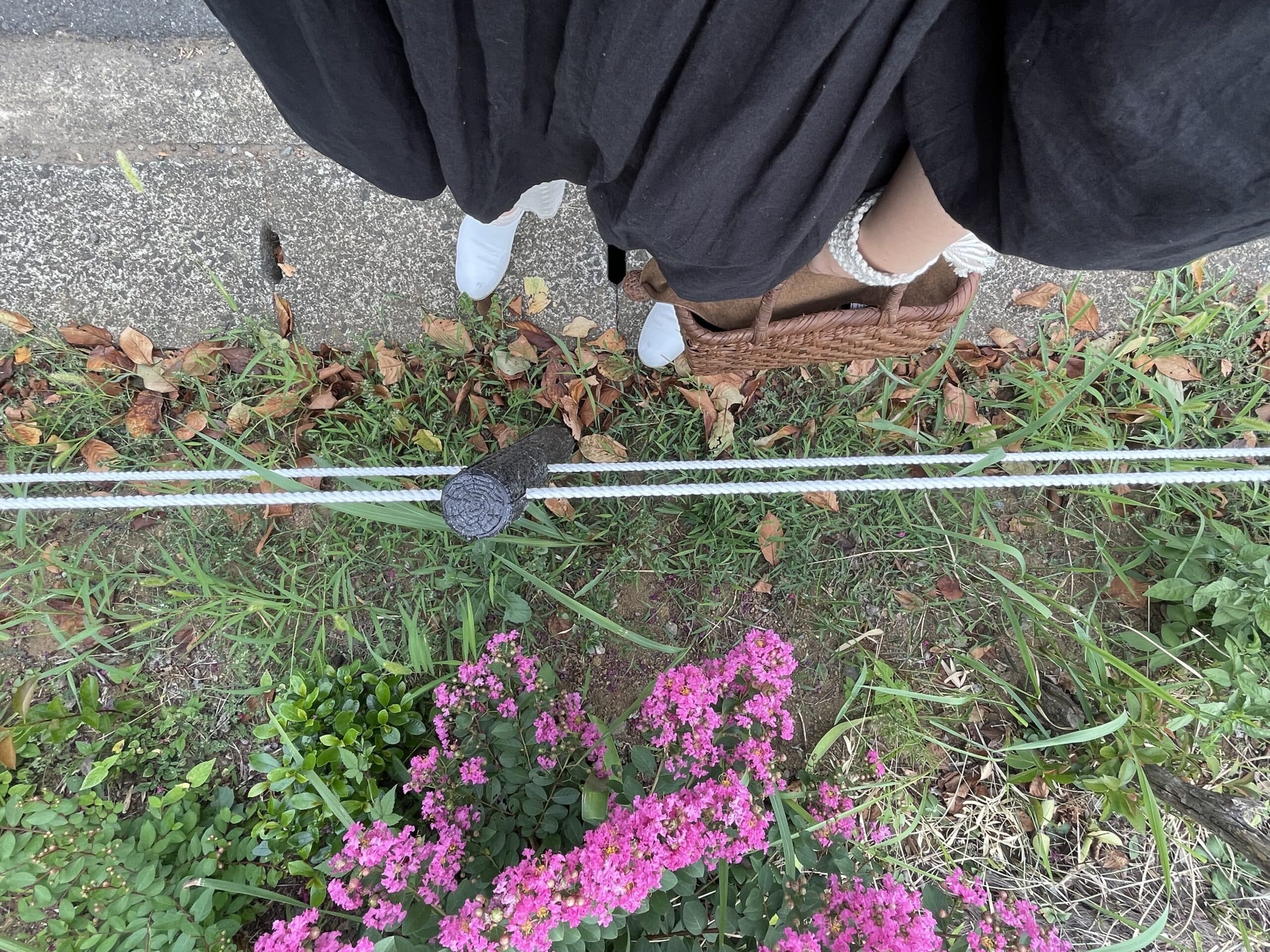 40代女性の2025年8月下旬コーデ、黒のタックブラウスと白のワイドパンツを合わせた足元写真。