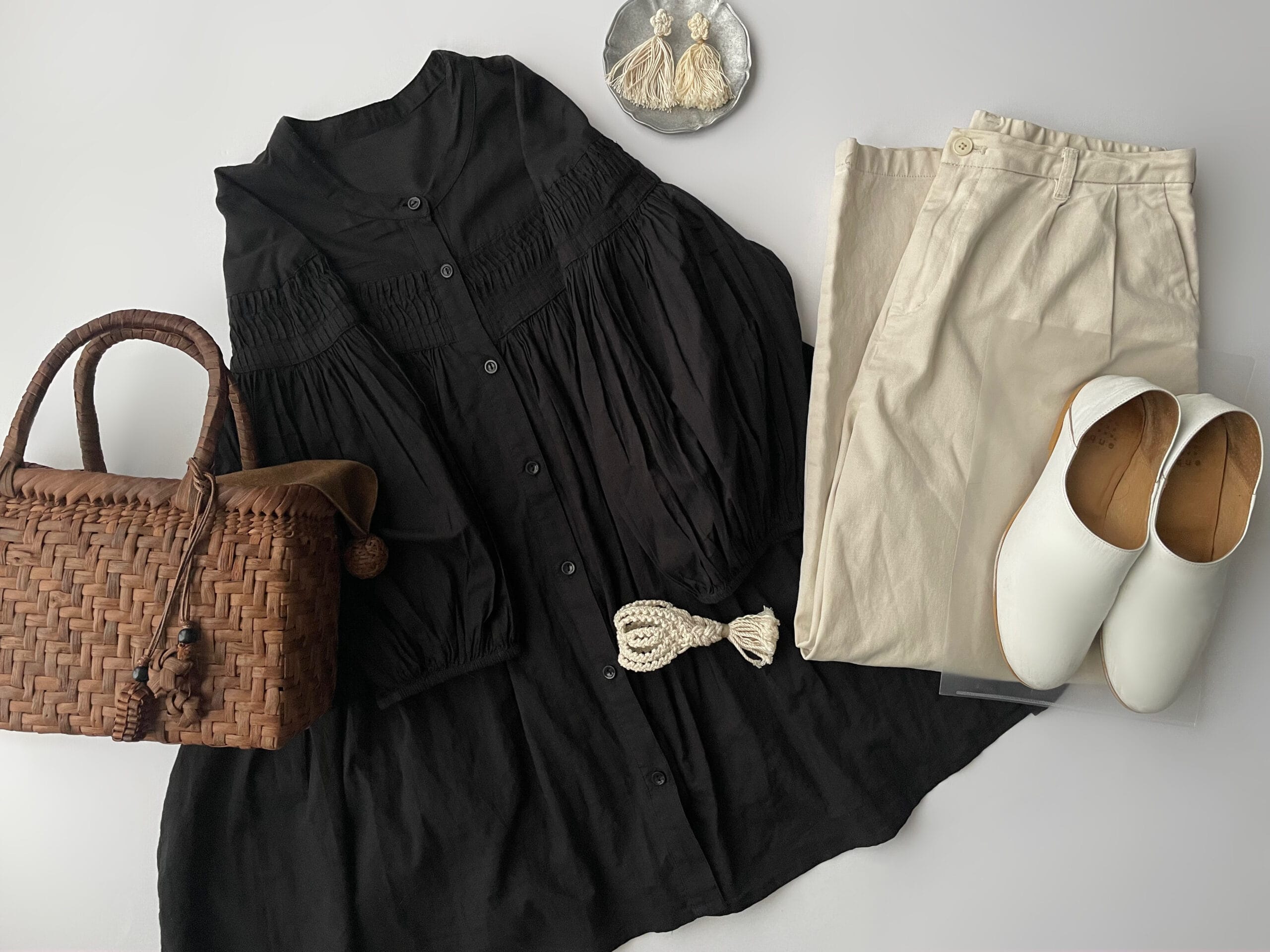 40代女性の2025年8月下旬コーデ、黒のタックブラウスと無印良品のリネン混ワイドパンツを合わせたフラットレイ画像。
