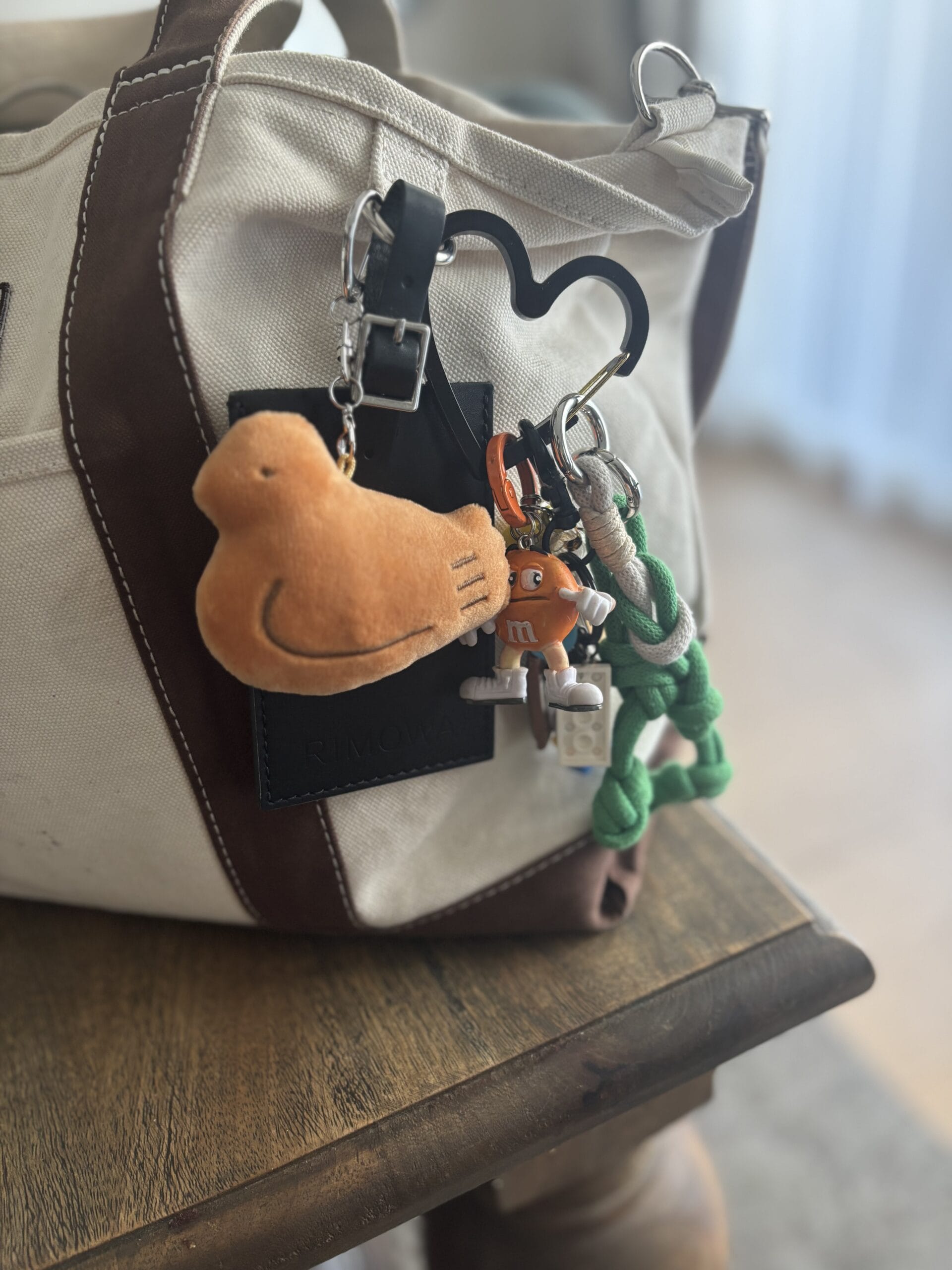 40代のバッグチャーム】ルイ・ヴィトンのバッグに鳩ホルダー