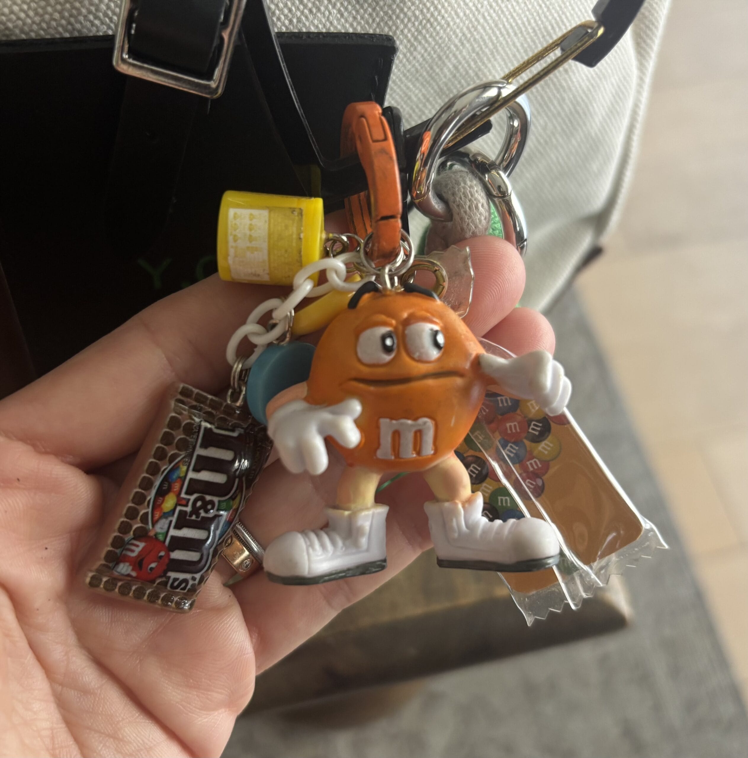 40代のバッグチャーム】ルイ・ヴィトンのバッグに鳩ホルダー