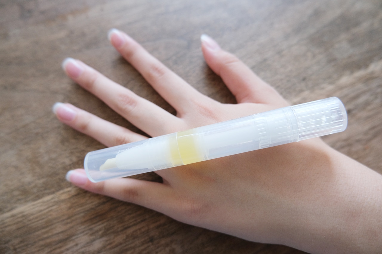 甘皮ケアオイル(890円)／ネイルケアオイル(890円)使用シーン