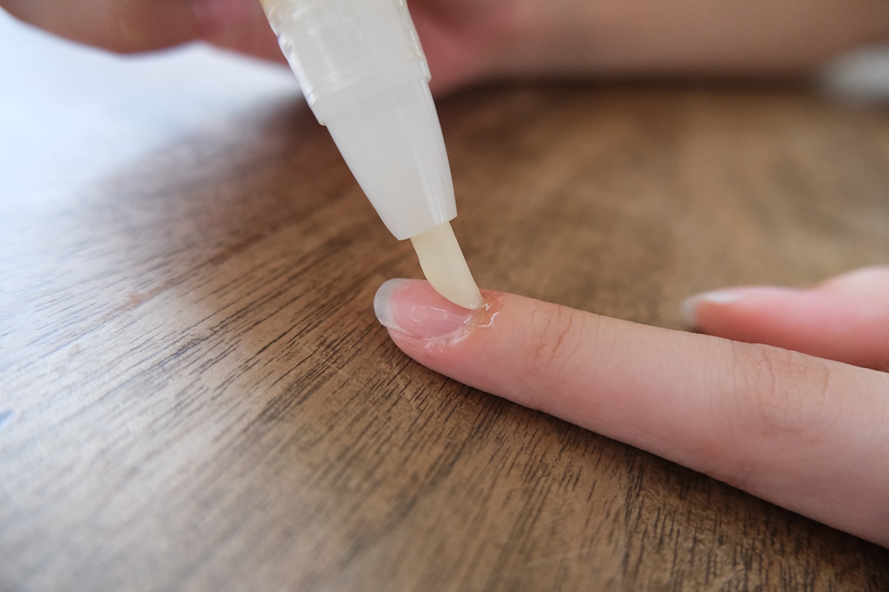 甘皮ケアオイル(890円)／ネイルケアオイル(890円)使用シーン