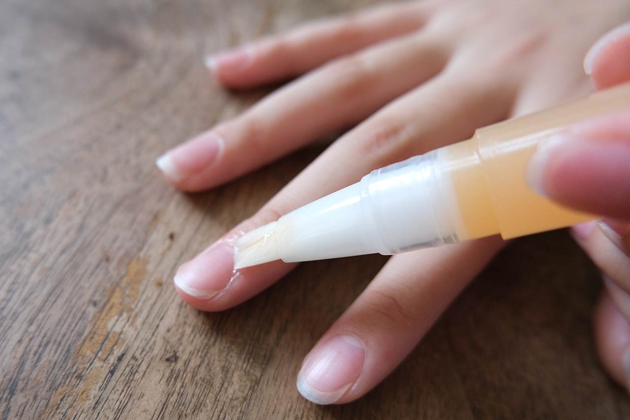 甘皮ケアオイル(890円)／ネイルケアオイル(890円)使用シーン