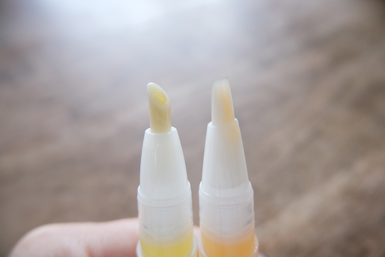 甘皮ケアオイル(890円)／ネイルケアオイル(890円)使用シーン