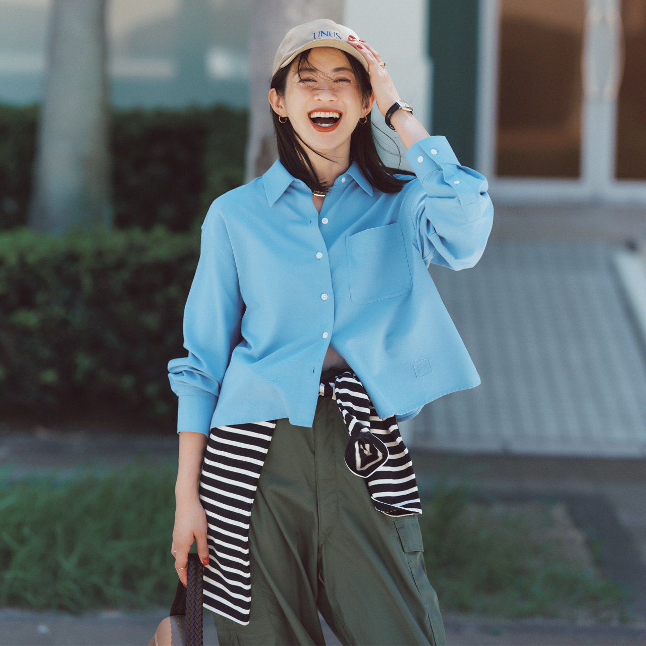 【UNIQLO ブルーの短丈シャツ】「オックスフォードシャツ」￥3990コーデ 高垣麗子さん