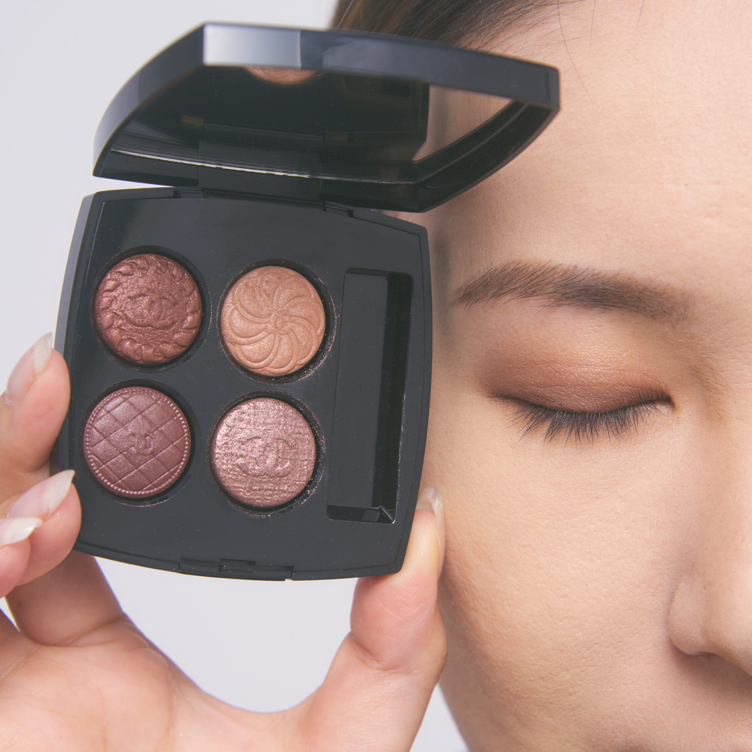 CHANEL アイシャドウパレット 219 ボタン・クチュール 限定版 シャネル〈CHANEL〉」のアイシャドウ新作限定品パレット“レ