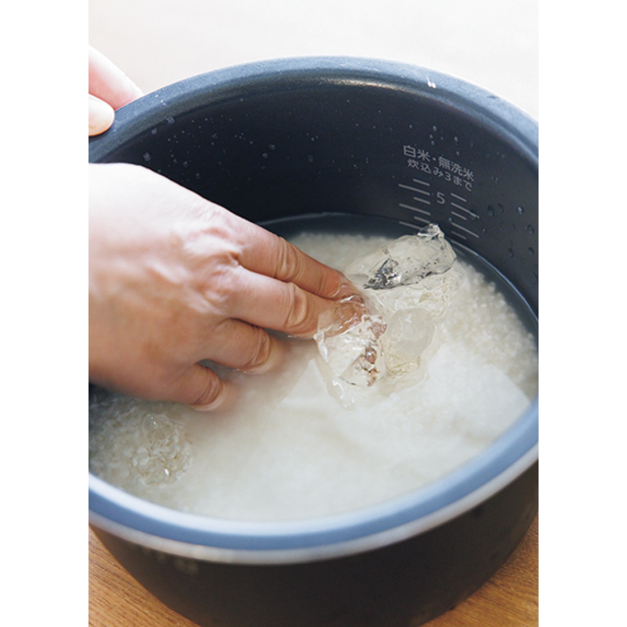 お米の甘味を引き出すために冷たい水で炊く