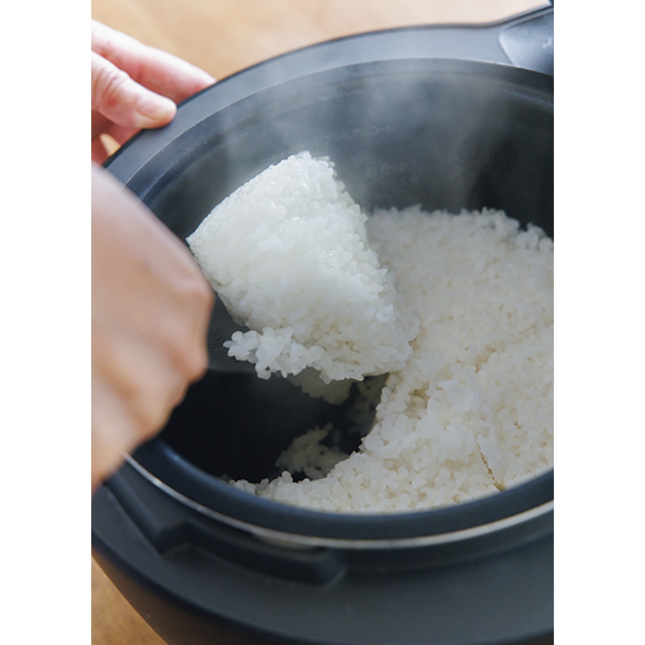 ベチャッとしないよう、大きく混ぜて鍋底の水蒸気を飛ばす