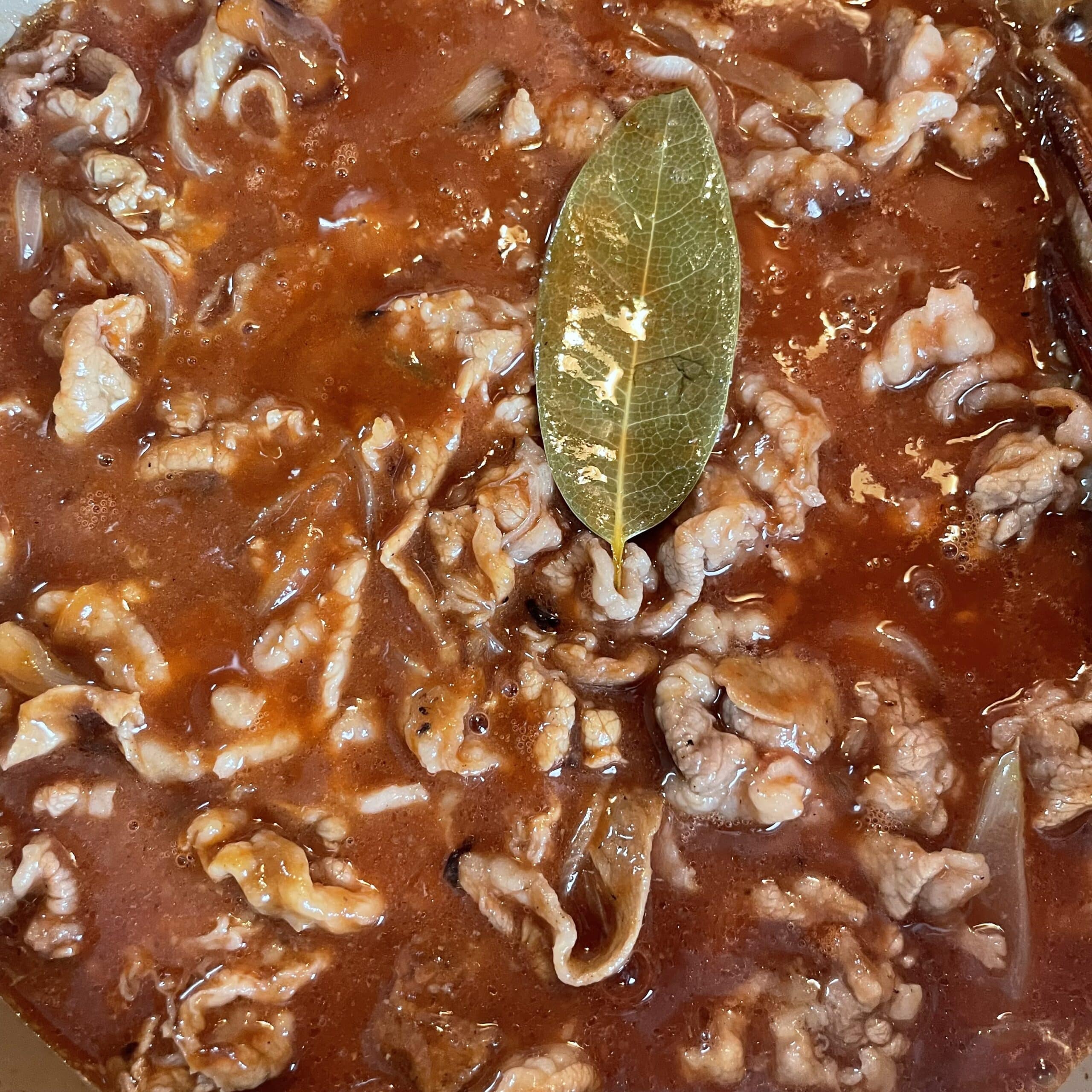 長谷川あかりさんのレシピ「ルウいらず基本調味料でハヤシライス」を40代主婦が作ってみた写真【その1】。フライパンの中の写真。