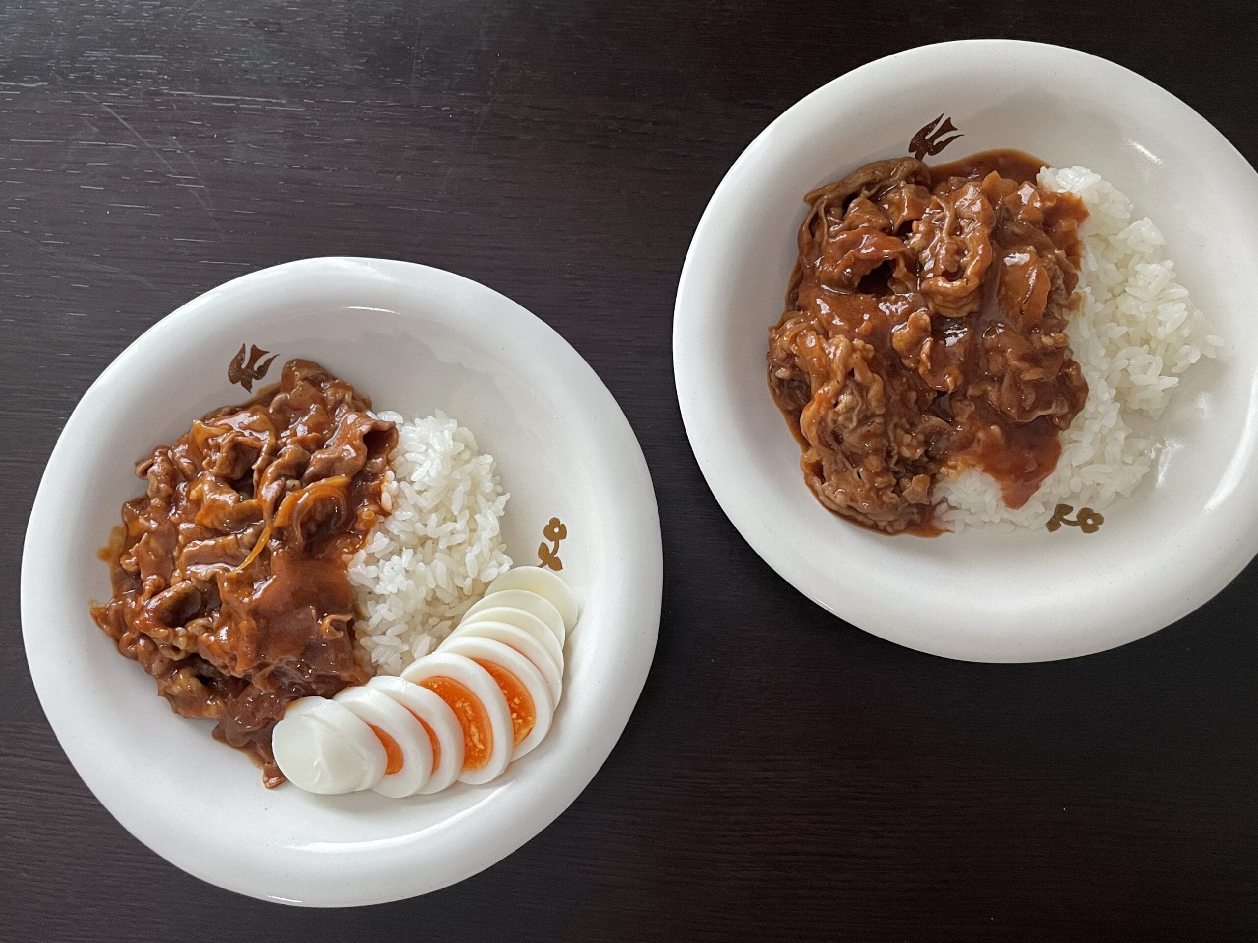 長谷川あかりさんのレシピ「ルウいらず基本調味料でハヤシライス」を40代主婦が作ってみた写真。安藤雅信さん×ミナペルホネンのコラボのボウルに入れている。