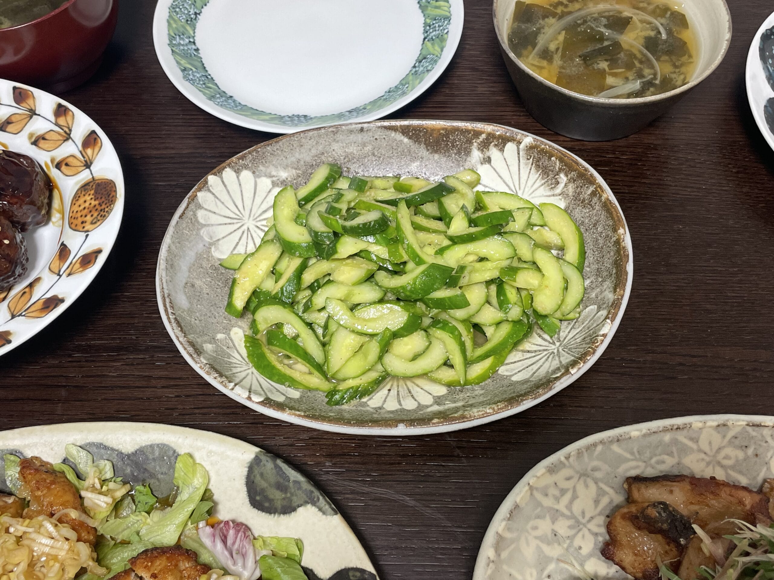 コウケンテツさんのレシピ「きゅうりのナムル」を40代主婦が作ってみて、小島鉄平さん作陶のオーバル皿に盛り付けた写真。