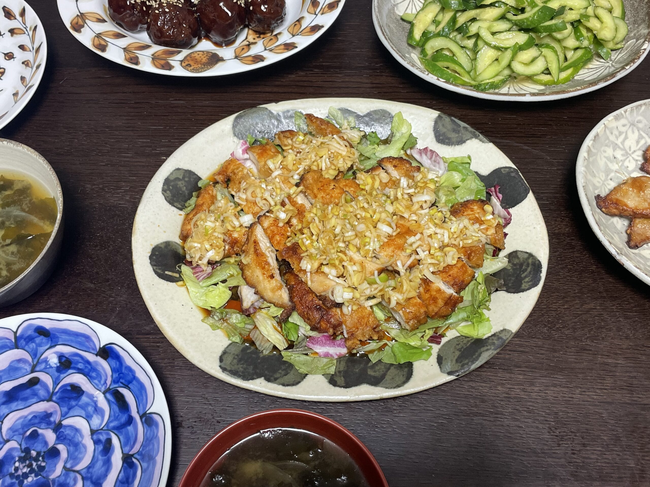 コウケンテツさんのレシピ「鶏むね油淋鶏」を40代主婦が作り、石岡信之さん作陶の鉄絵のオーバル皿に盛り付けた写真。