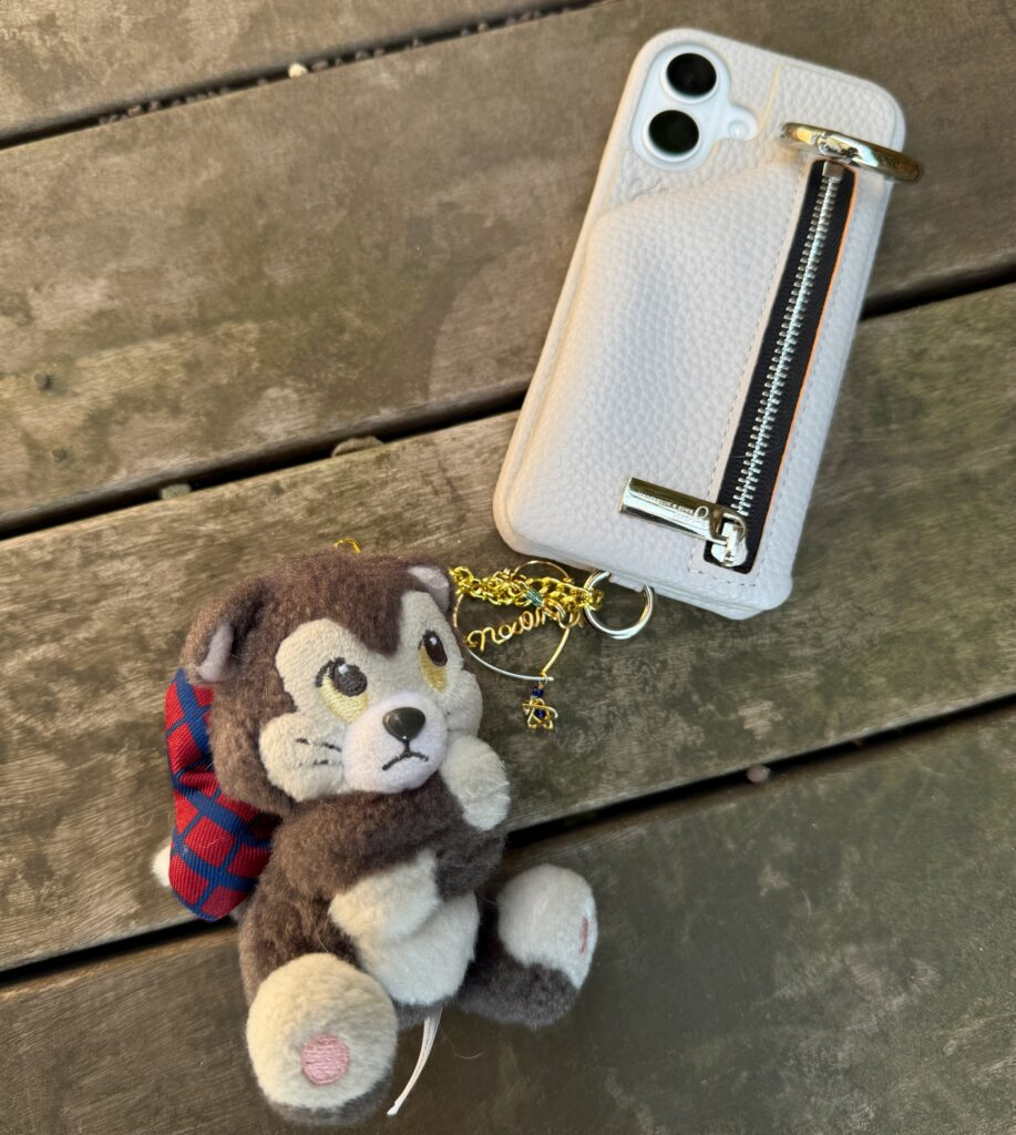 ajewのiPhoneケースにフィガロのぬいぐるみ