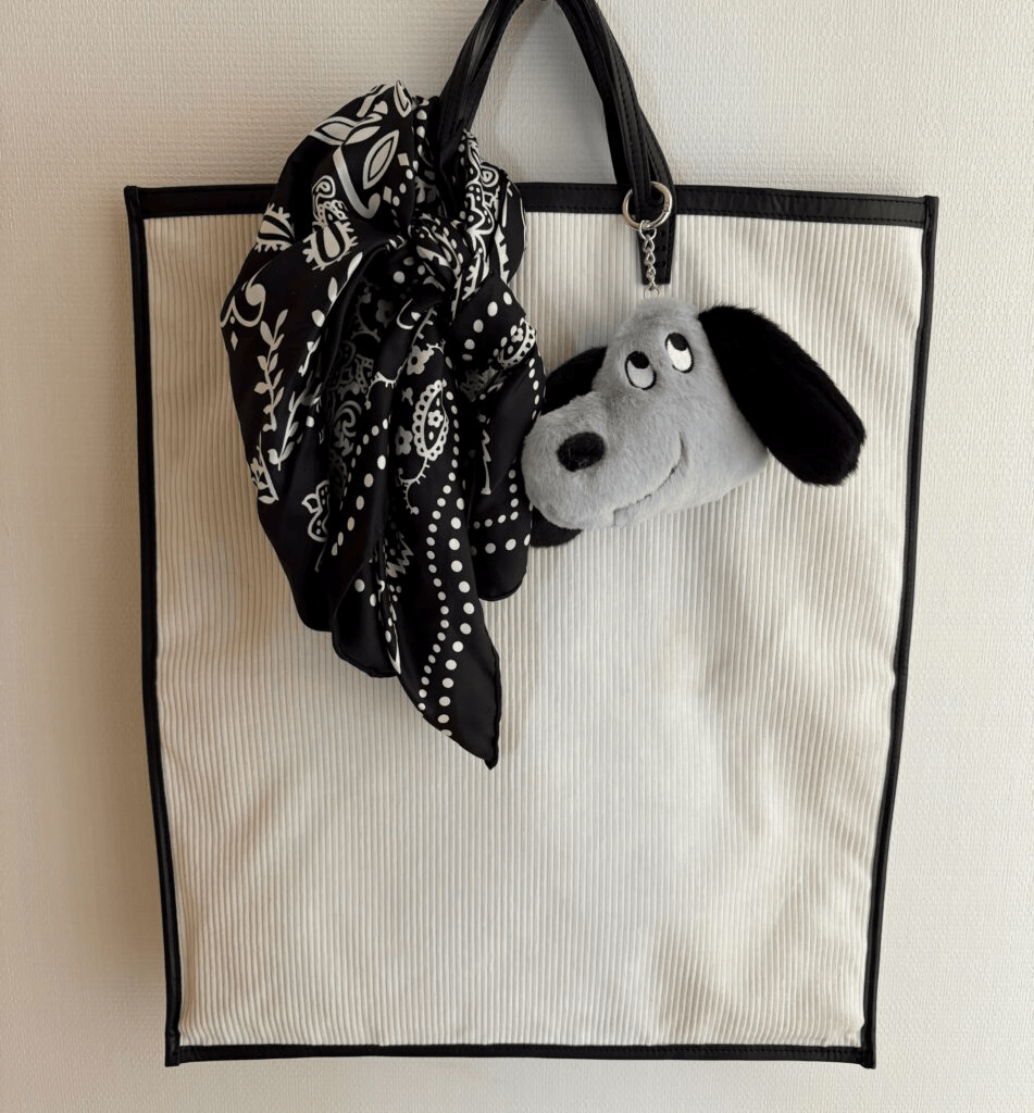 A VACATIONのバッグにマニプリのシルクバンダナ、ロンドンベーグルミュージアムのアドリのぬいぐるみ