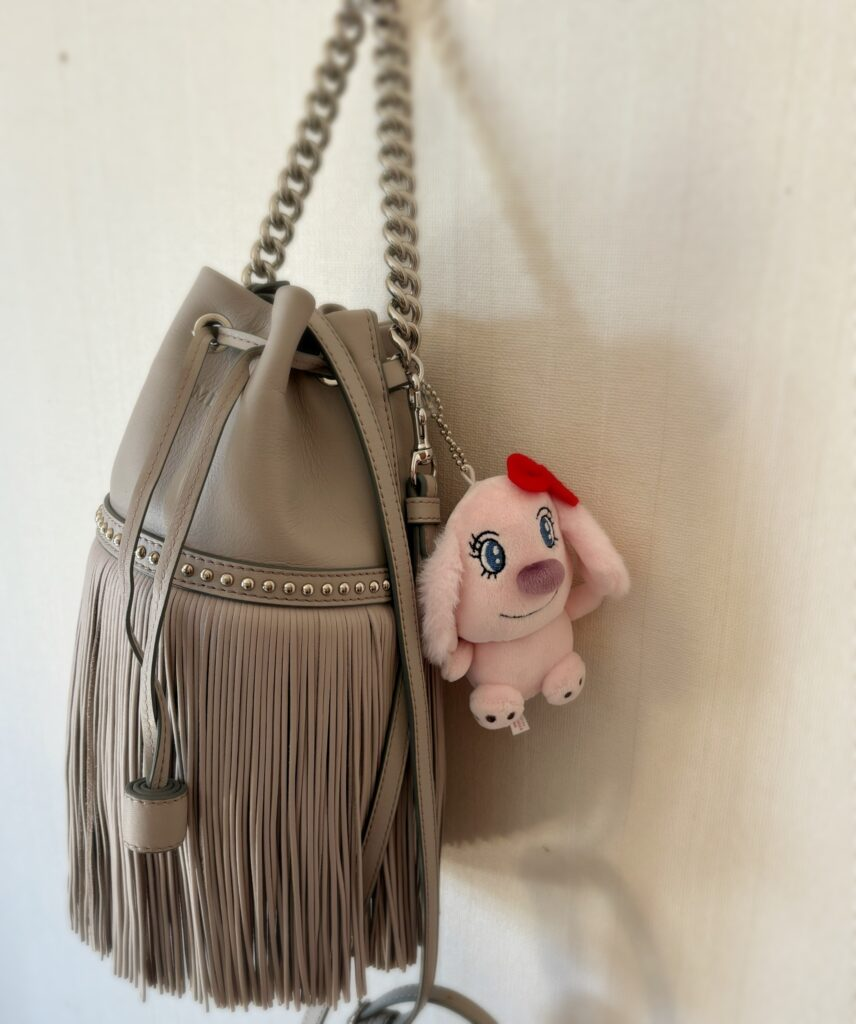 J&M DAVIDSONのバッグにレアチーズちゃんのぬいぐるみ