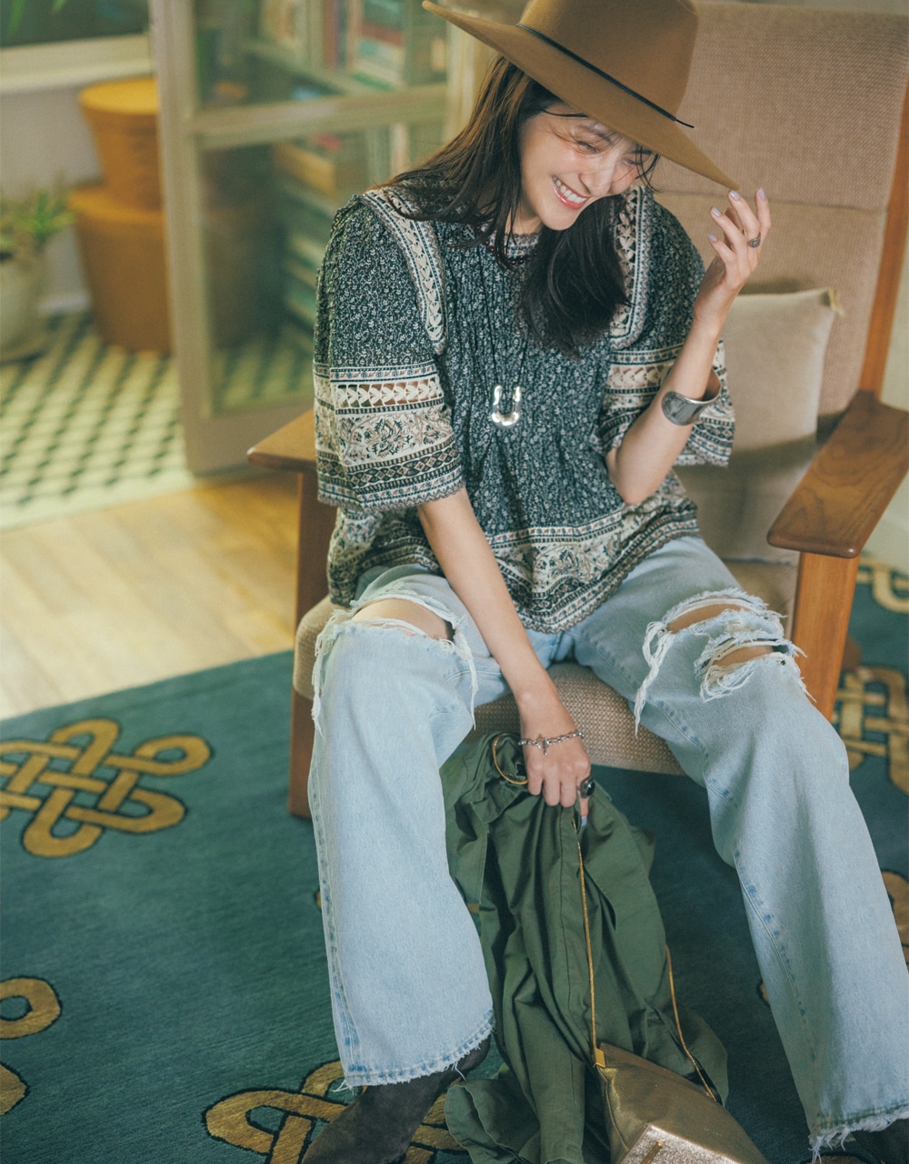 プリントブラウスコーデ佐藤ありささん