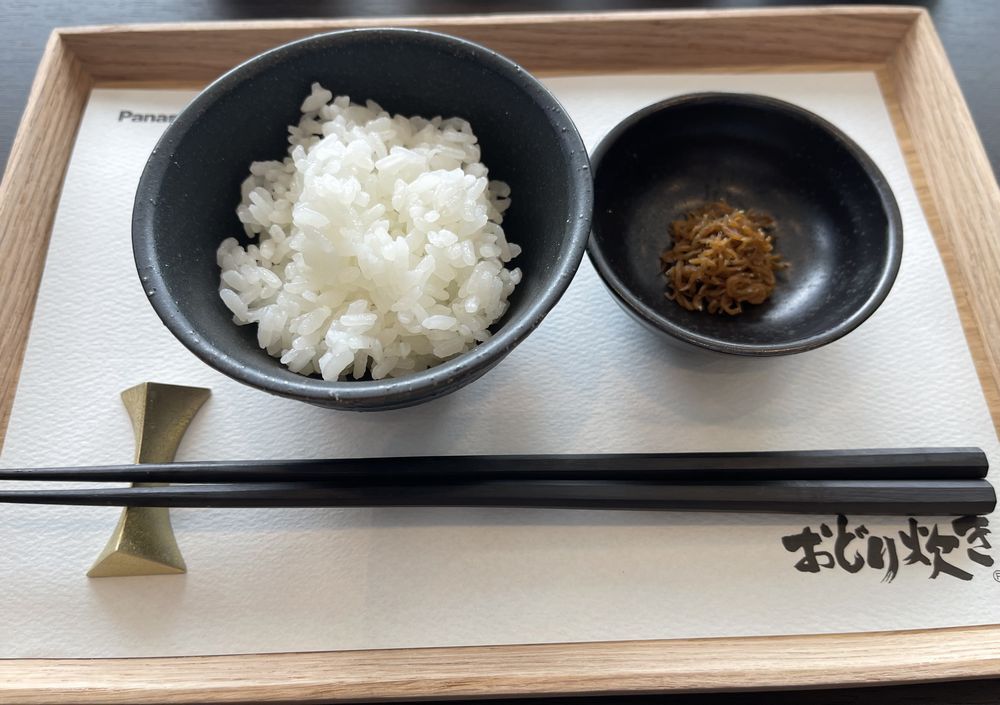 神原サリーさんが紹介する新作炊飯器、パナソニック「可変圧力IHジャー炊飯器 ビストロSR-X910D」。カラーはブラックとライトグレージュ。99,000円。2025年9月1日発売予定　試食会