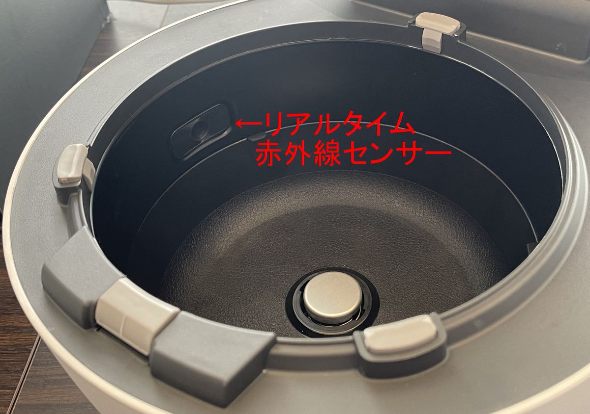 神原サリーさんが紹介する新作炊飯器、パナソニック「可変圧力IHジャー炊飯器 ビストロSR-X910D」。カラーはブラックとライトグレージュ。99,000円。2025年9月1日発売予定