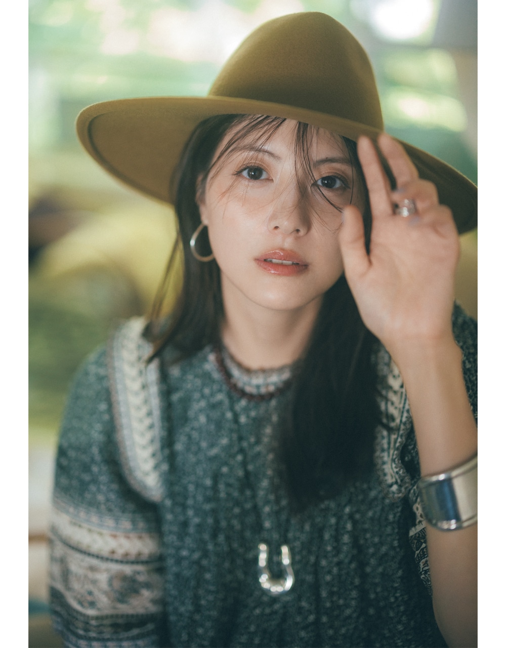 黒ベースの柄プリントブラウスコーデ 佐藤ありささん