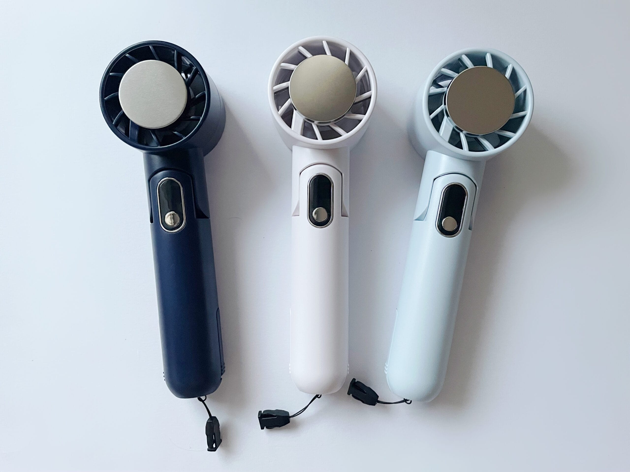 楽天ハンディファンランキング1位の冷却プレート付きハンディファン。NAVY、WHITE、LIGHT　BLUEの3色が並んでいる。