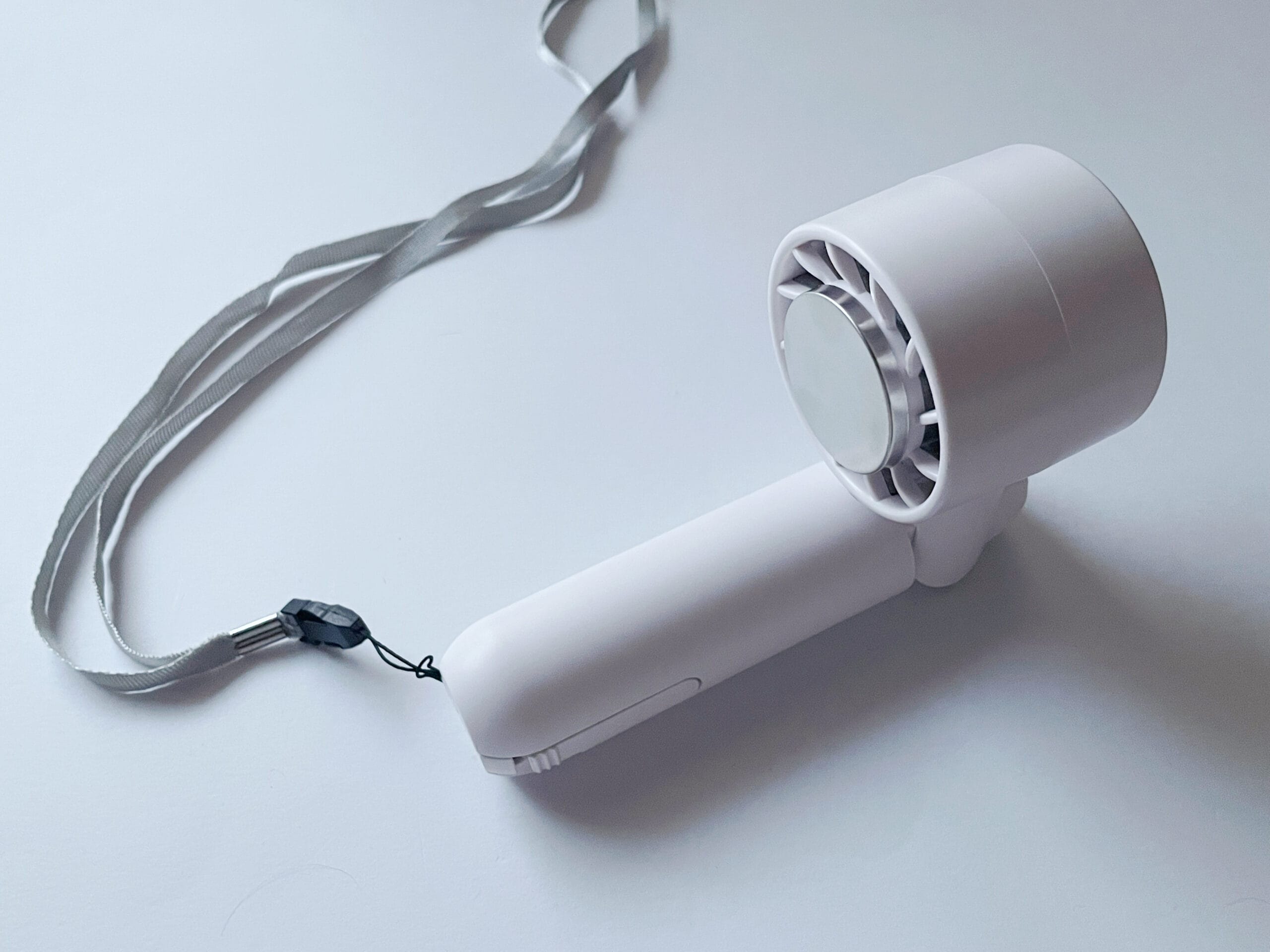 角度を調節して別の卓上扇風機になる冷却プレート付きハンディファン