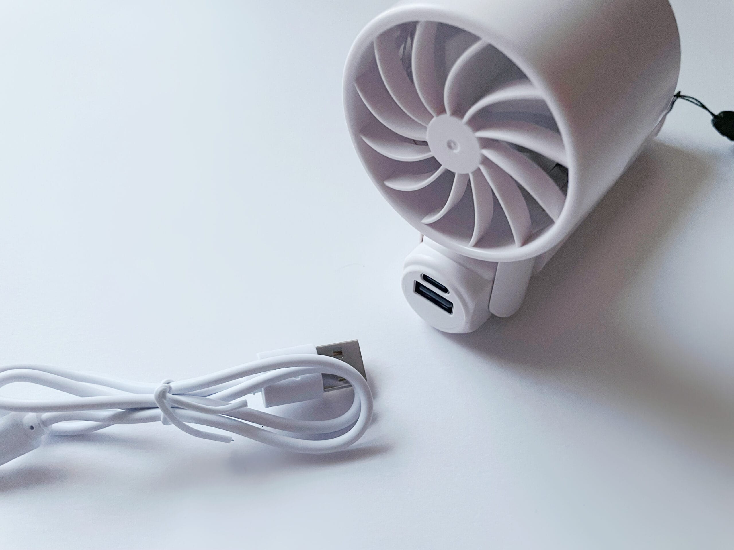 緊急時のバッテリーとして使えるハンディファン