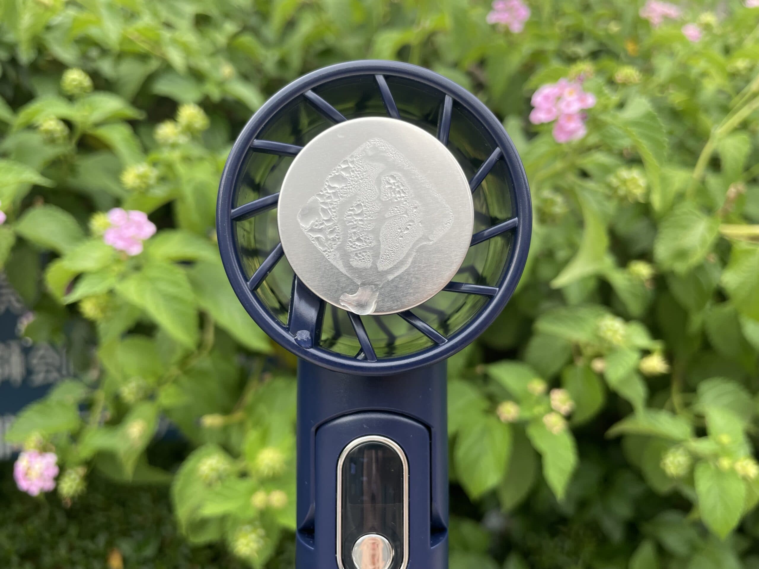 冷却プレート付きハンディファンに結露が付いている様子