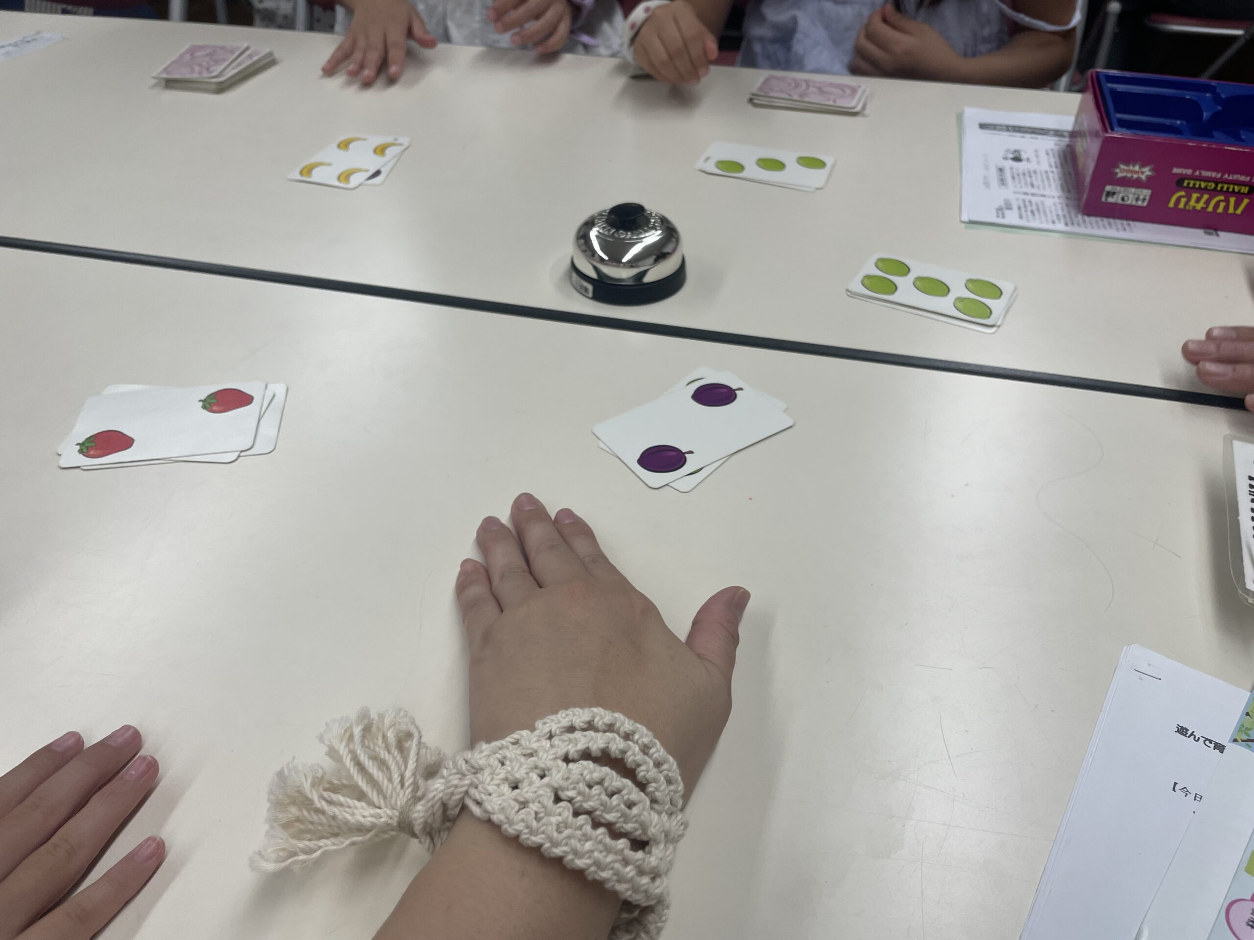 ボードゲームをする様子